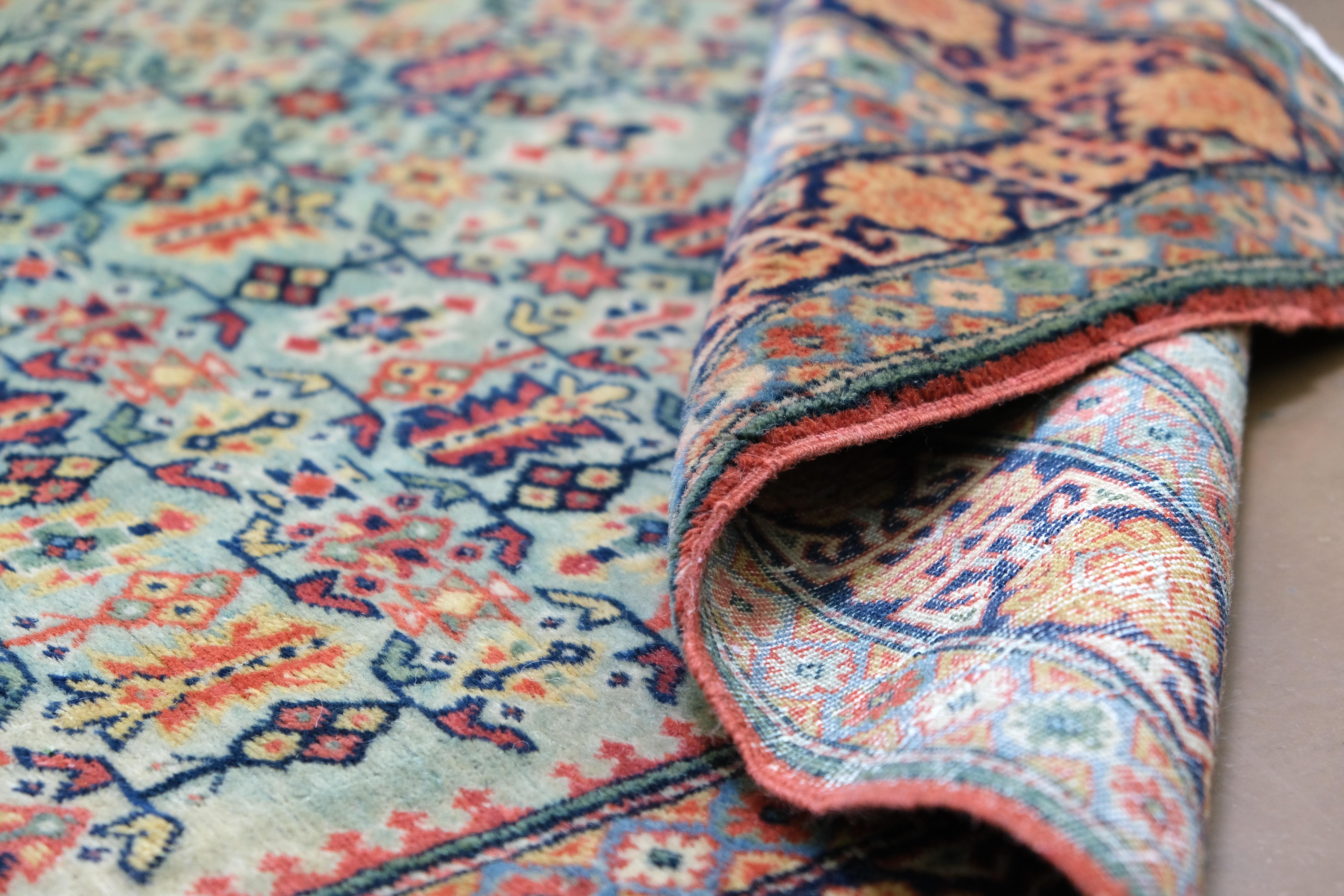 Questo squisito tappeto in lana annodato a mano è una vivida reinterpretazione dei classici motivi tribali kazaki, resi in una ricca tavolozza di toni Jewell e ancorati da un raro campo. Il design presenta una disposizione ritmica di medaglioni