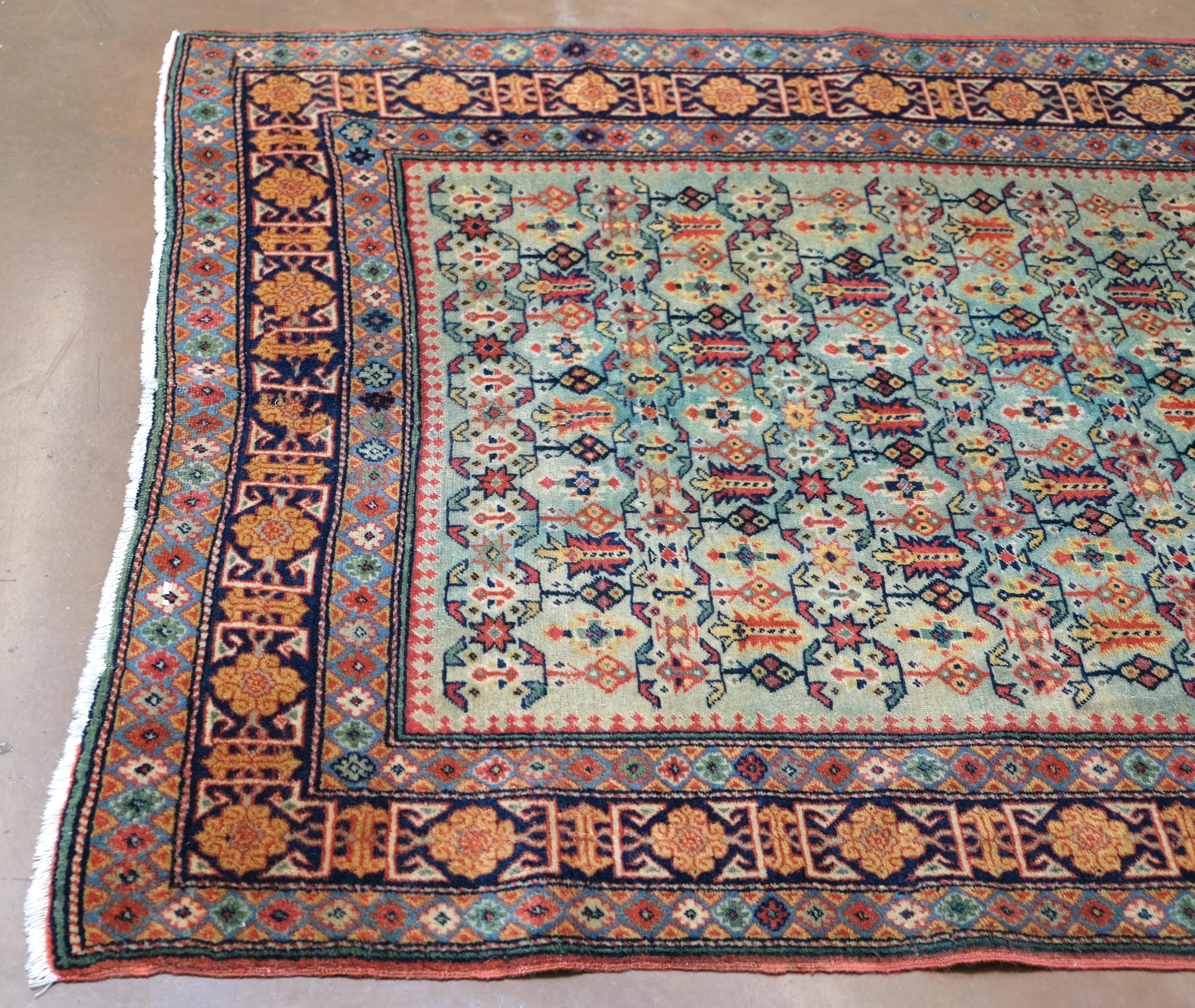 Arte popolare Tappeto in lana stile Kazak Folk-Art verde, rosso, arancione, giallo e blu 3'7''x5' in vendita