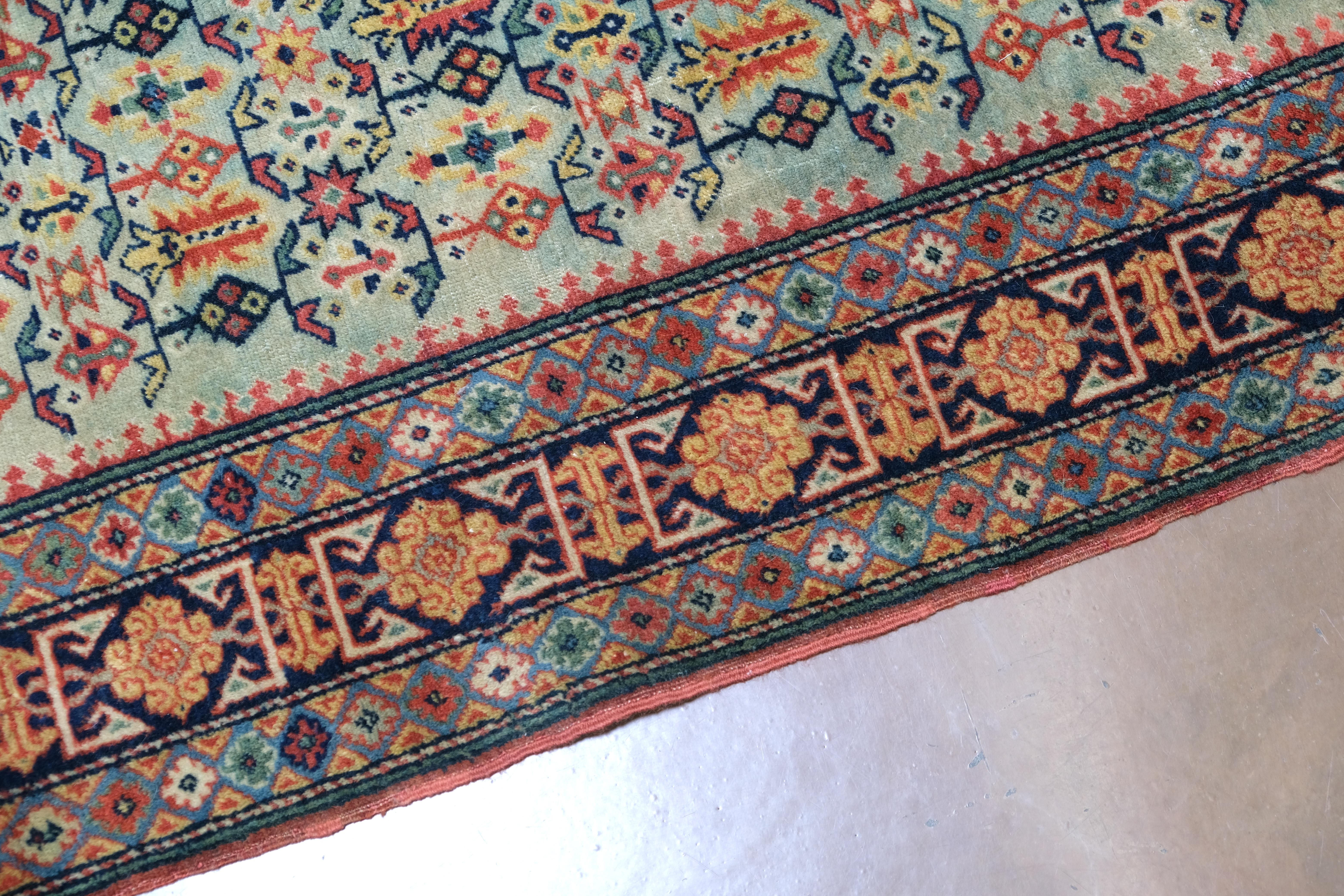 Pakistano Tappeto in lana stile Kazak Folk-Art verde, rosso, arancione, giallo e blu 3'7''x5' in vendita