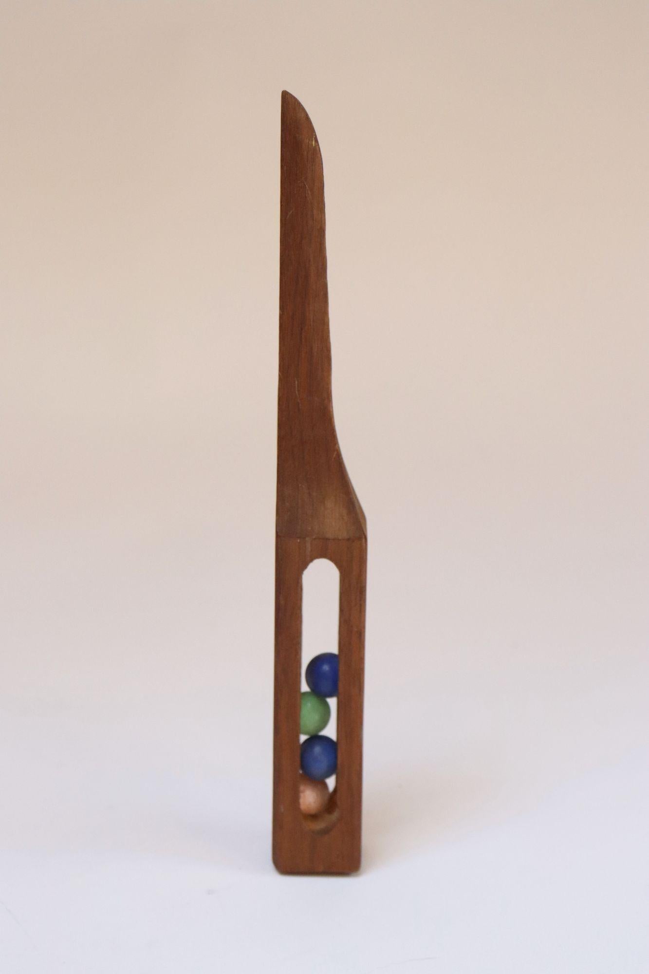 Unico tagliacarte/scultura stravagante con quattro biglie di vetro 