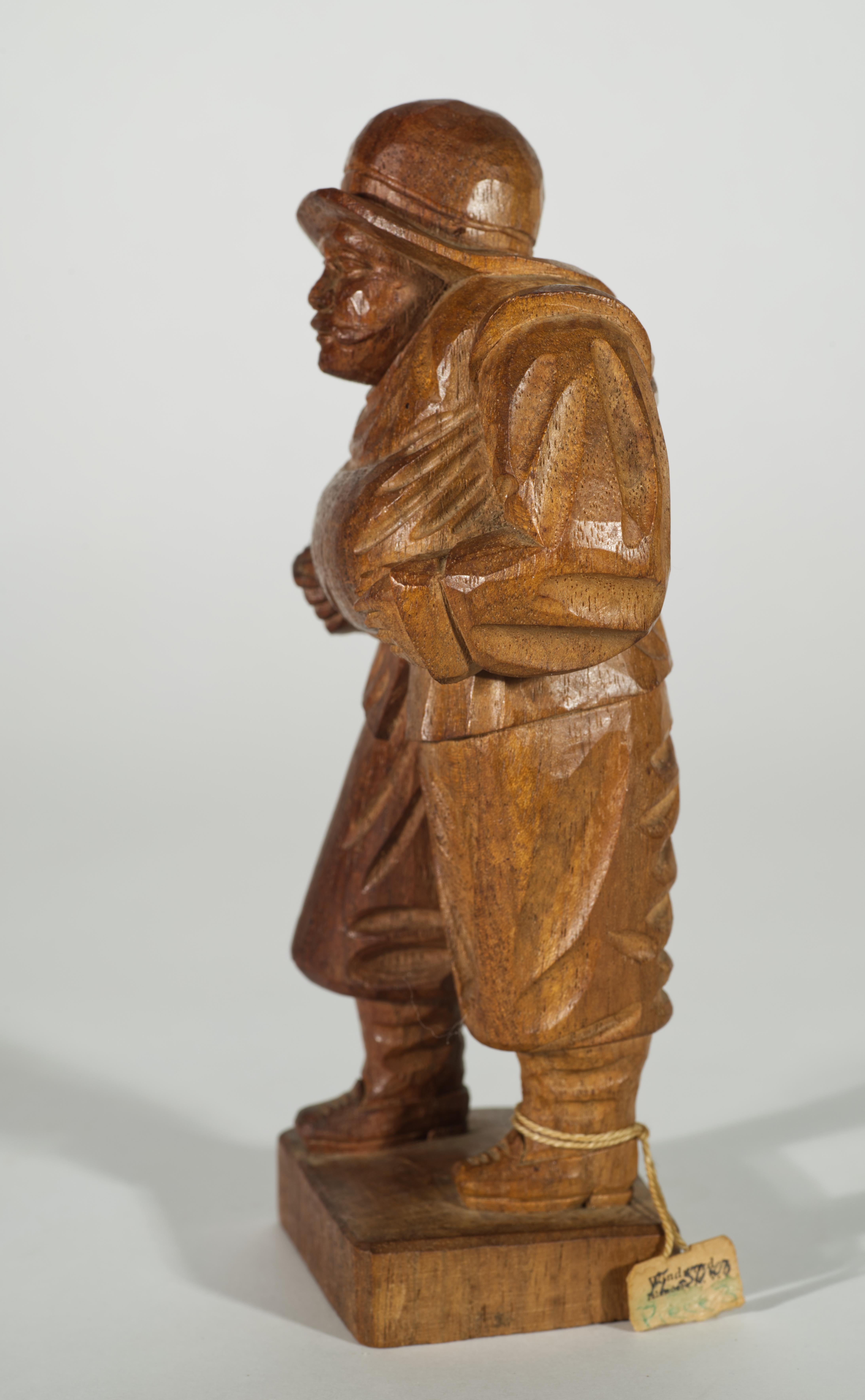 Arte Popular Escultura de Madera Tallada a Mano de Hombre Caminando, Ecuador Años 50-1960 Arte popular en venta