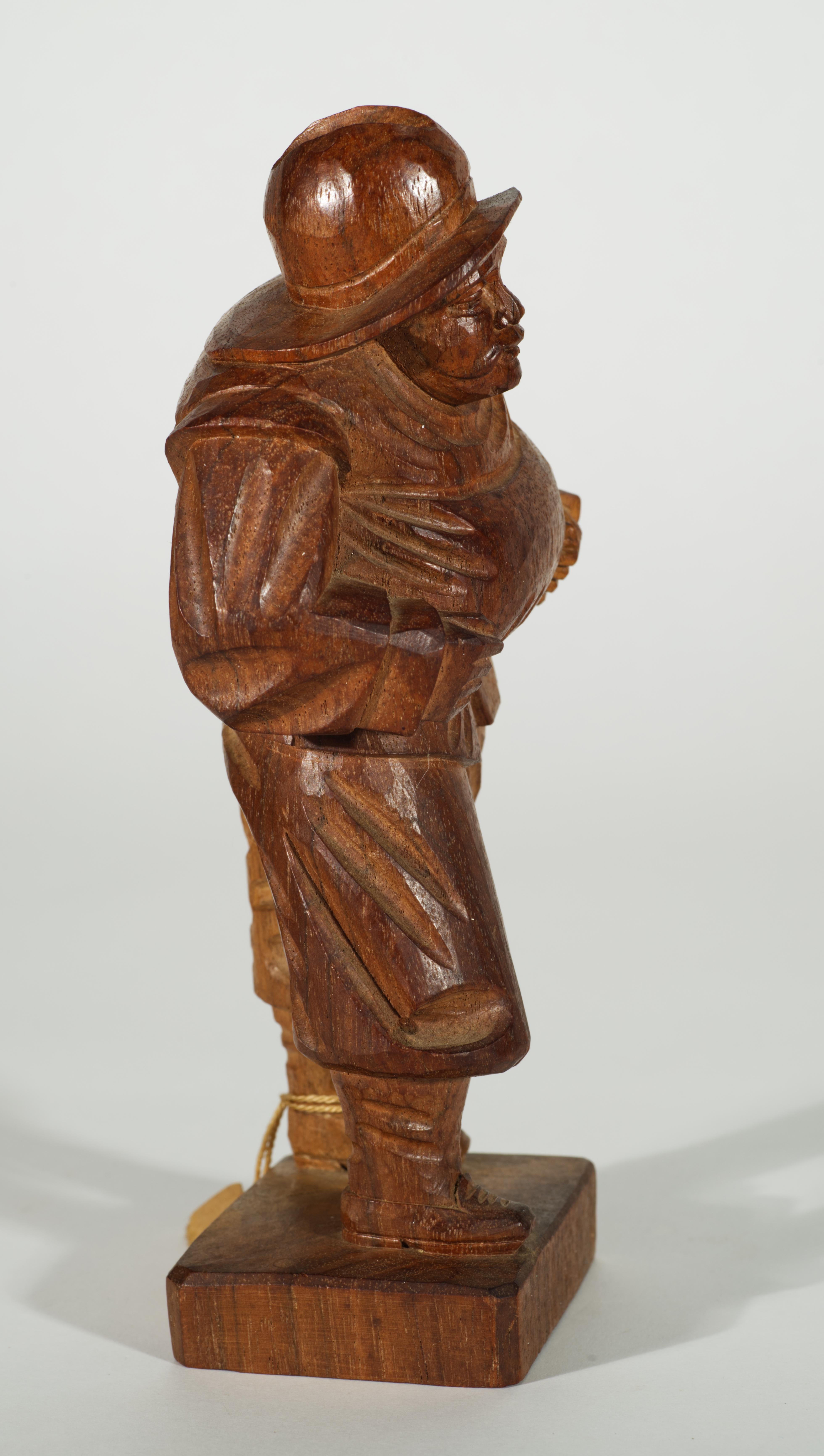 Arte Popular Escultura de Madera Tallada a Mano de Hombre Caminando, Ecuador Años 50-1960 Ecuatoriano en venta