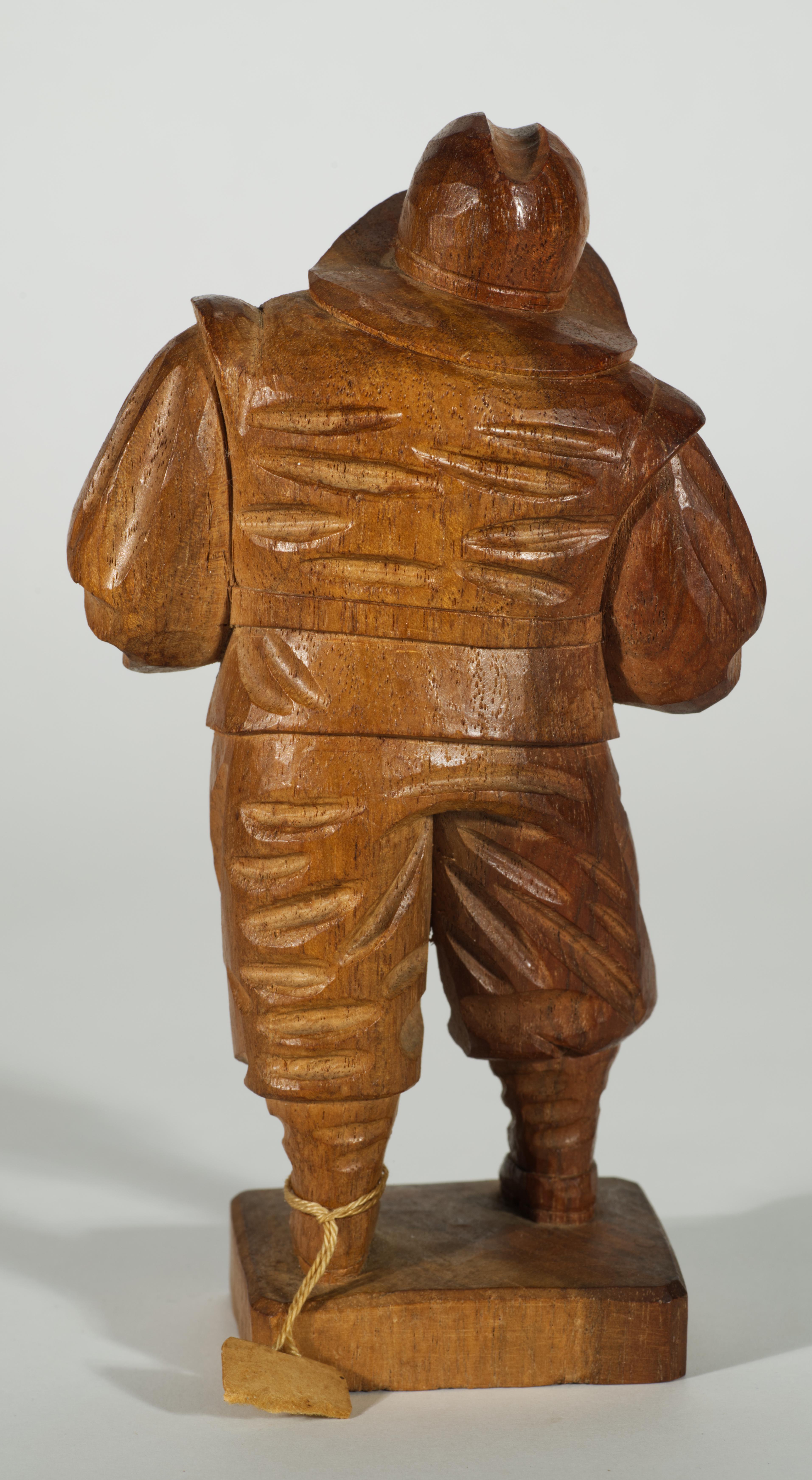 Arte Popular Escultura de Madera Tallada a Mano de Hombre Caminando, Ecuador Años 50-1960 en Bueno estado para la venta en Clifton Springs, NY