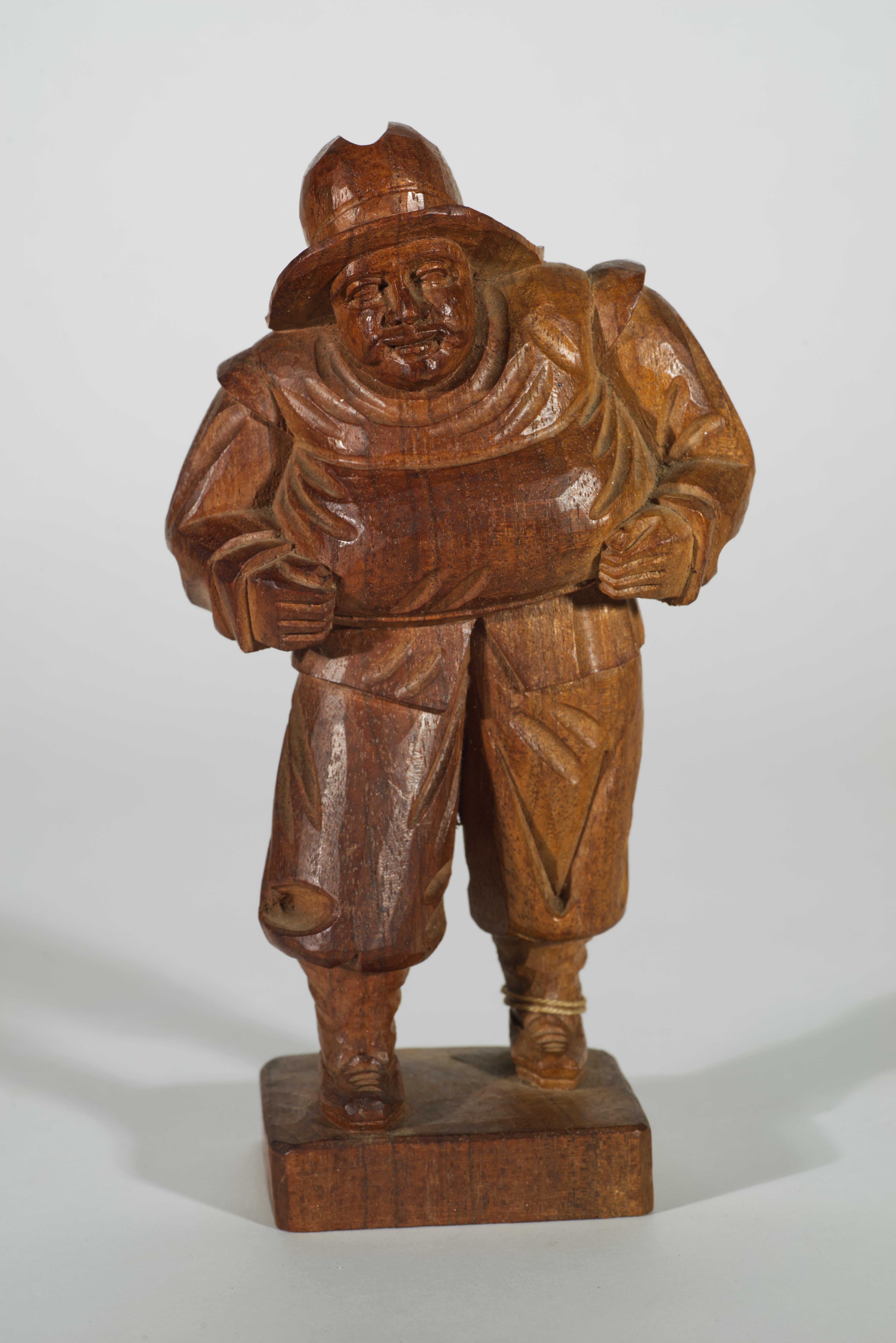 Arte Popular Escultura de Madera Tallada a Mano de Hombre Caminando, Ecuador Años 50-1960 siglo XX en venta