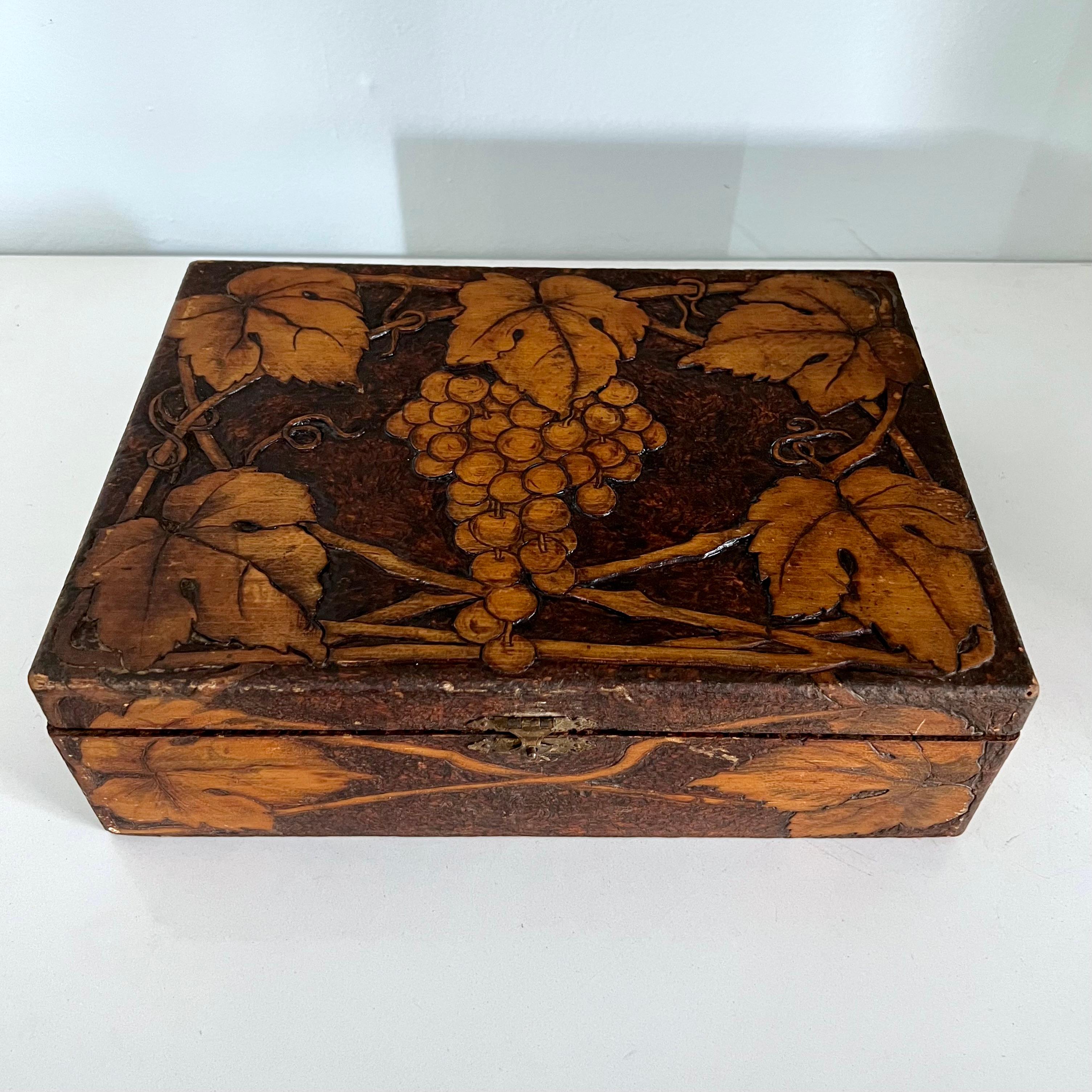 Artisanat Boîte en bois sculptée à la main d'artisanat avec raisins et feuilles en vente