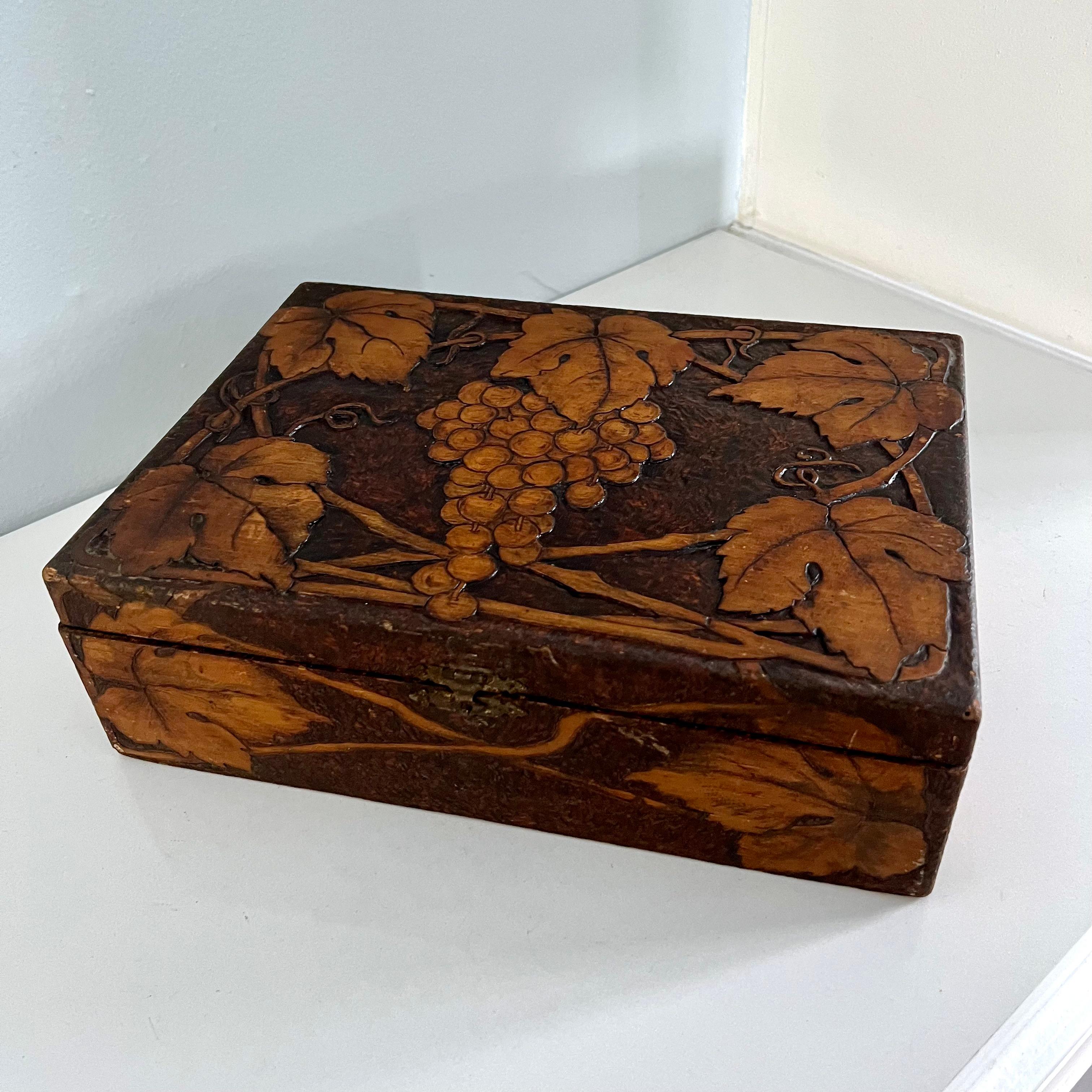 20ième siècle Boîte en bois sculptée à la main d'artisanat avec raisins et feuilles en vente