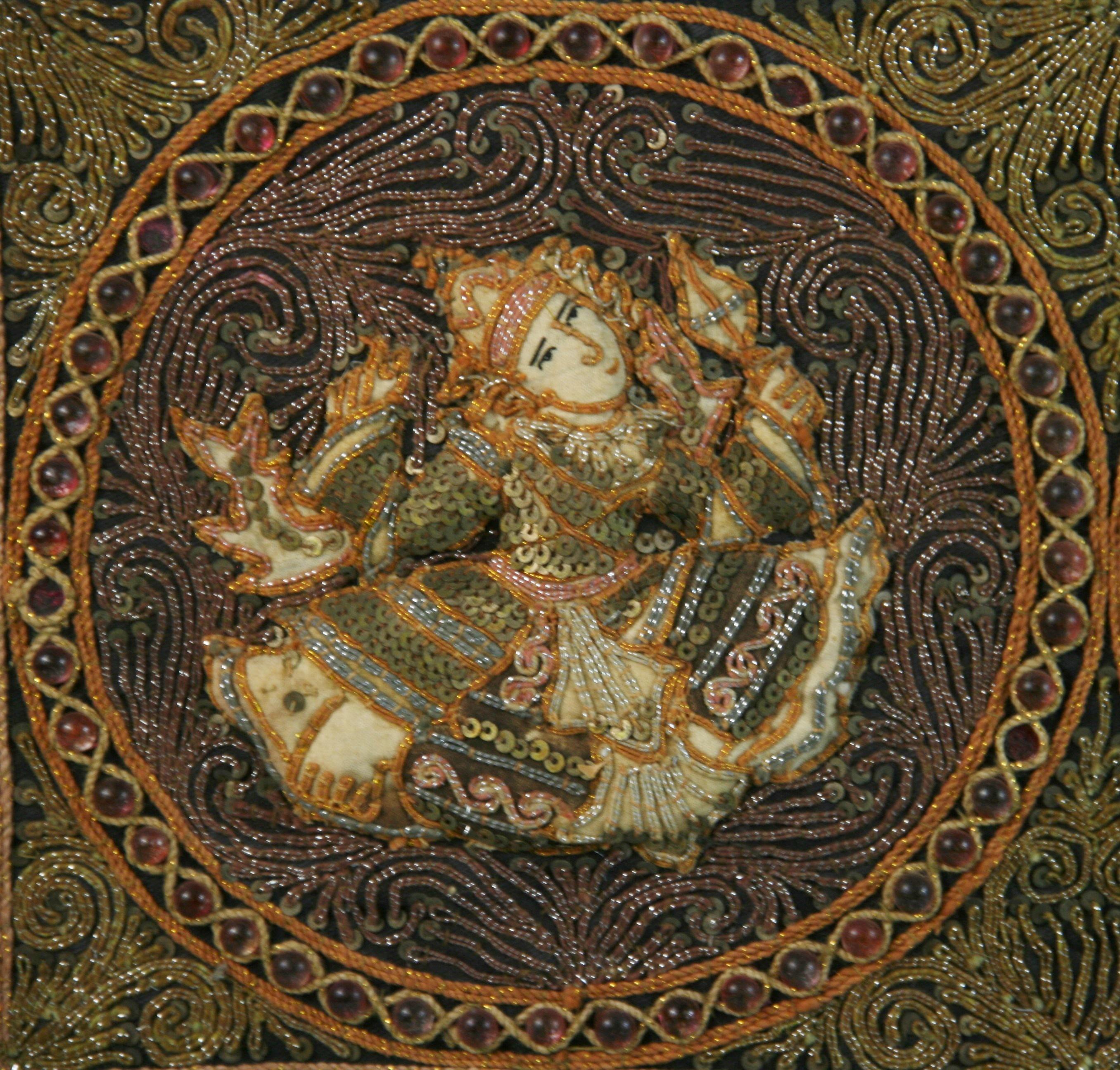 Ensemble de tapisserie murale birmane Kalagas ancienne dans un cadre plus récent et personnalisé Bon état - En vente à Douglas Manor, NY