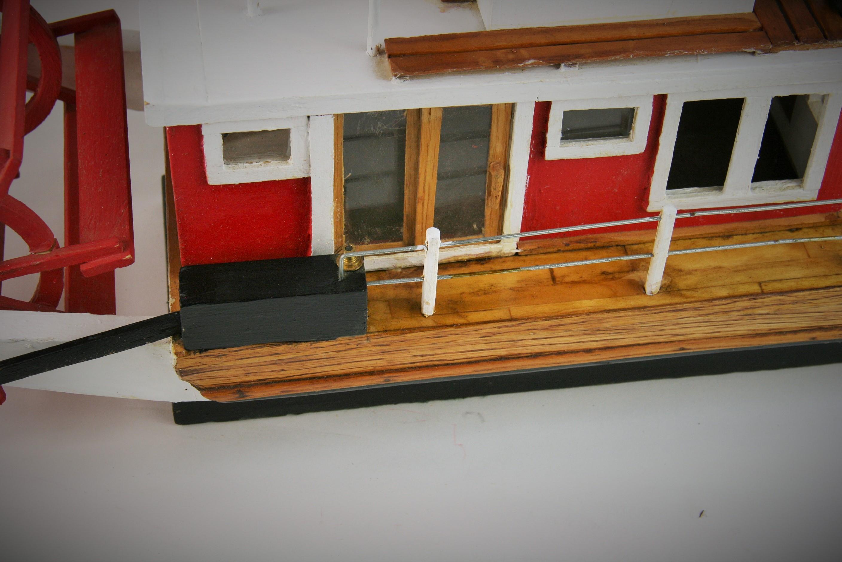 Modèle de bateau à roue à aubes fabriqué à la main d'artisanat Bon état - En vente à Douglas Manor, NY