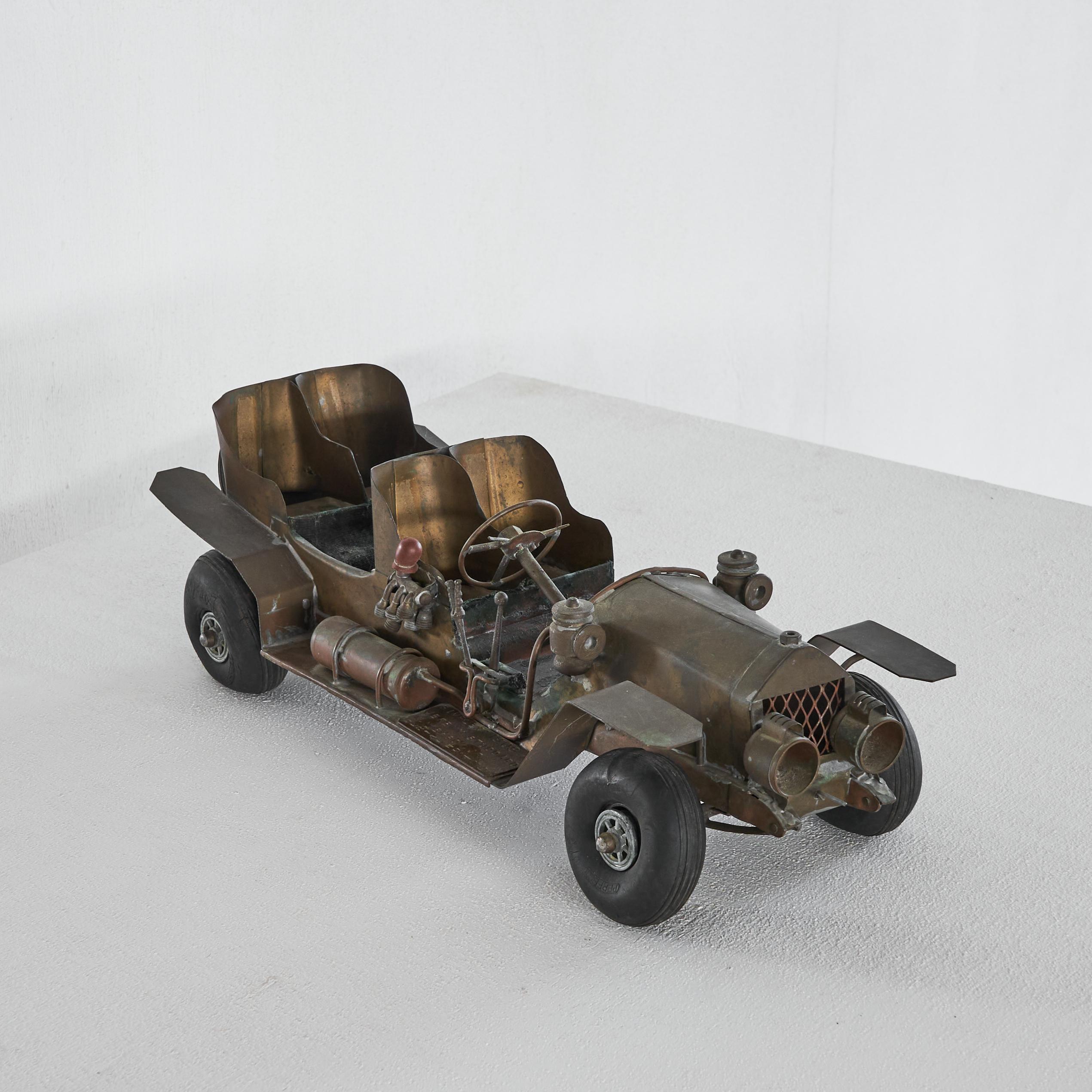 Folk Art Hand Made Simplex 1909 Modello di auto in rame e ottone, Stati Uniti, anni '40.

È davvero qualcosa di molto speciale. Un modellino unico, realizzato da un abile artigiano intorno agli anni Quaranta. Molto dettagliato e raffinato, con tanti