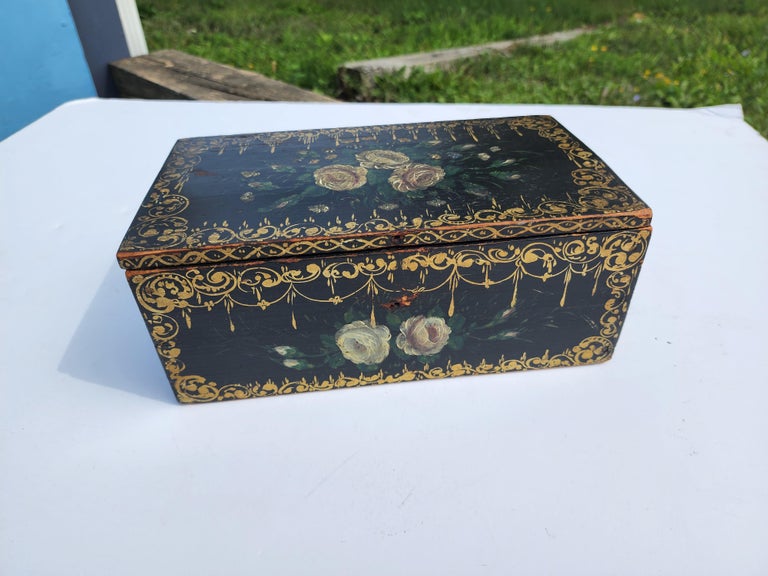 Folk Art Hand Painted Box American Circa 1850 In Good Condition For Sale In New York, NY