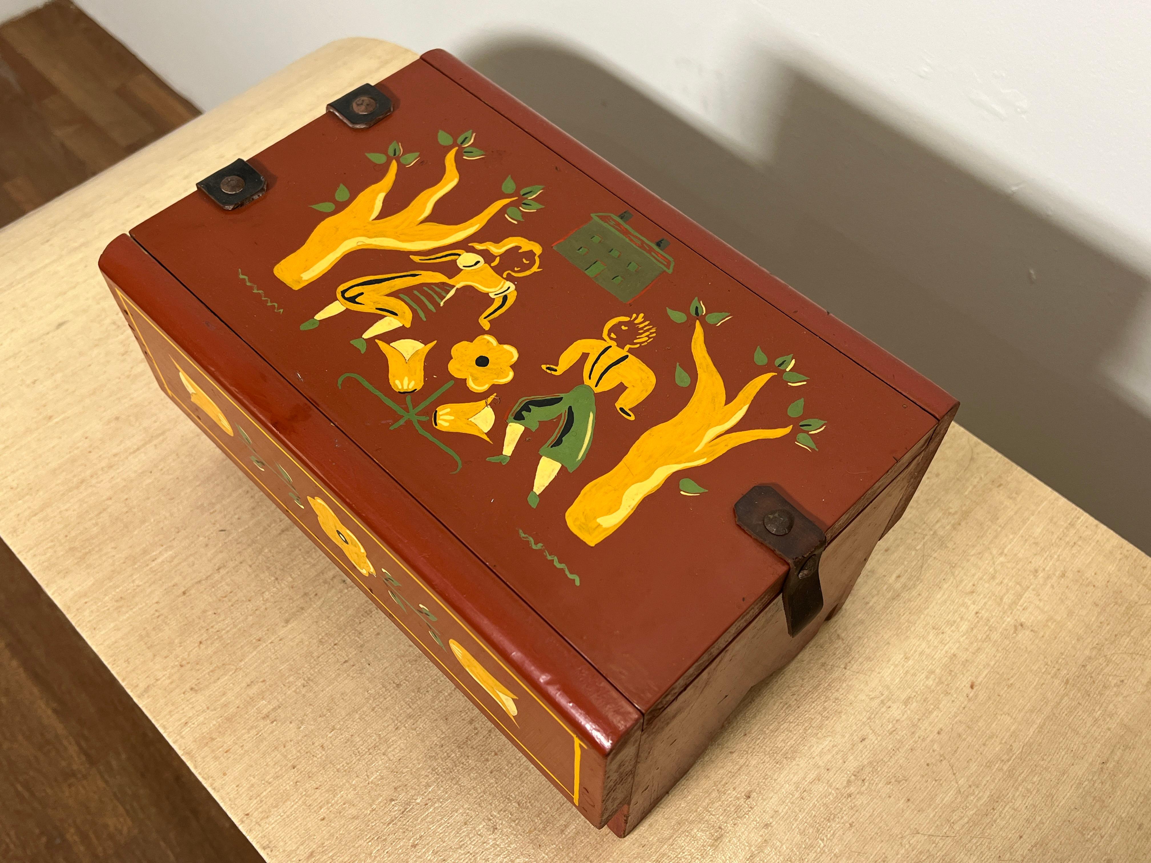  Boîte à bibelots primitive décorée à la main dans le style du célèbre artiste folklorique de Provincetown Peter Hunt, vers les années 1940.  Le Label intérieur humoristique indique qu'il s'agit d'un 