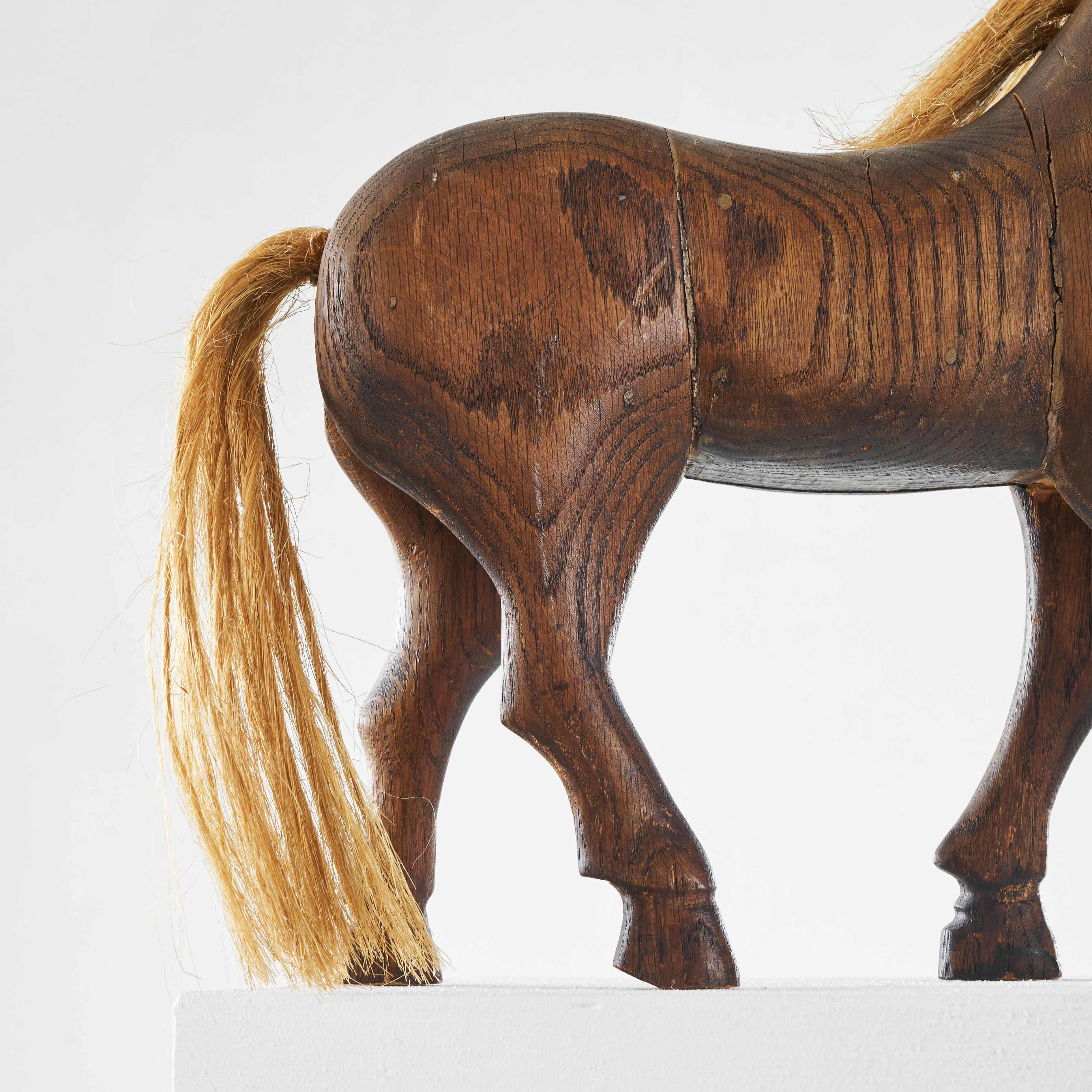 Folk Art Horse in Oak In Good Condition In Tilburg, NL