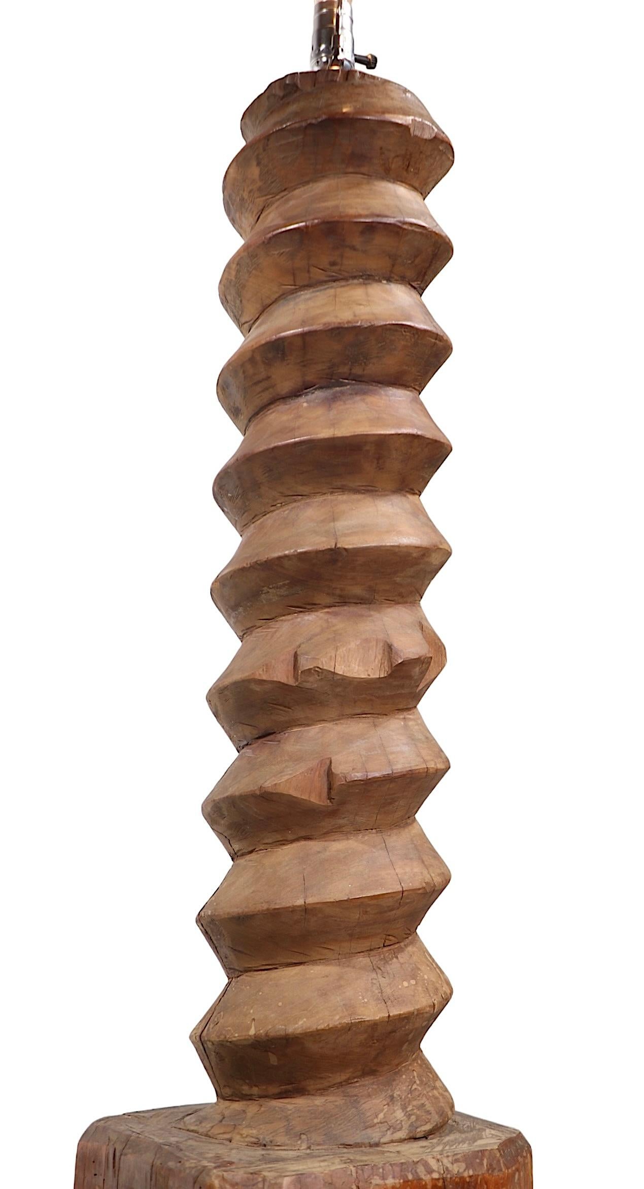 Folk Art Industrial Wood Stehlampe im Angebot 4