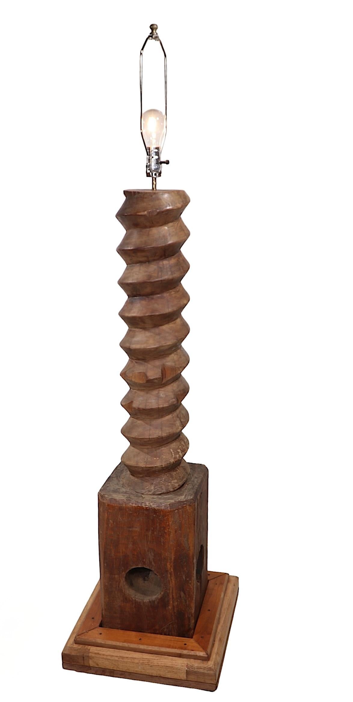 Folk Art Industrial Wood Stehlampe im Angebot 6