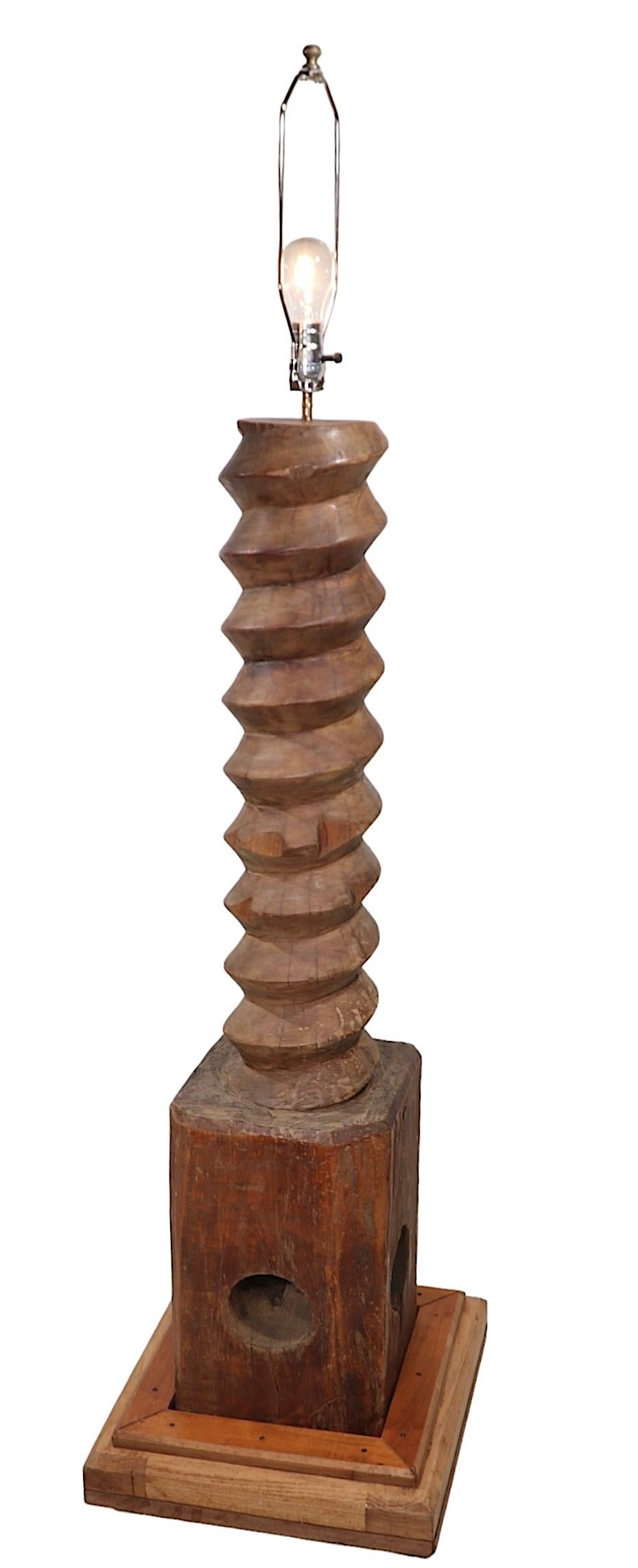 Folk Art Industrial Wood Stehlampe im Angebot 7