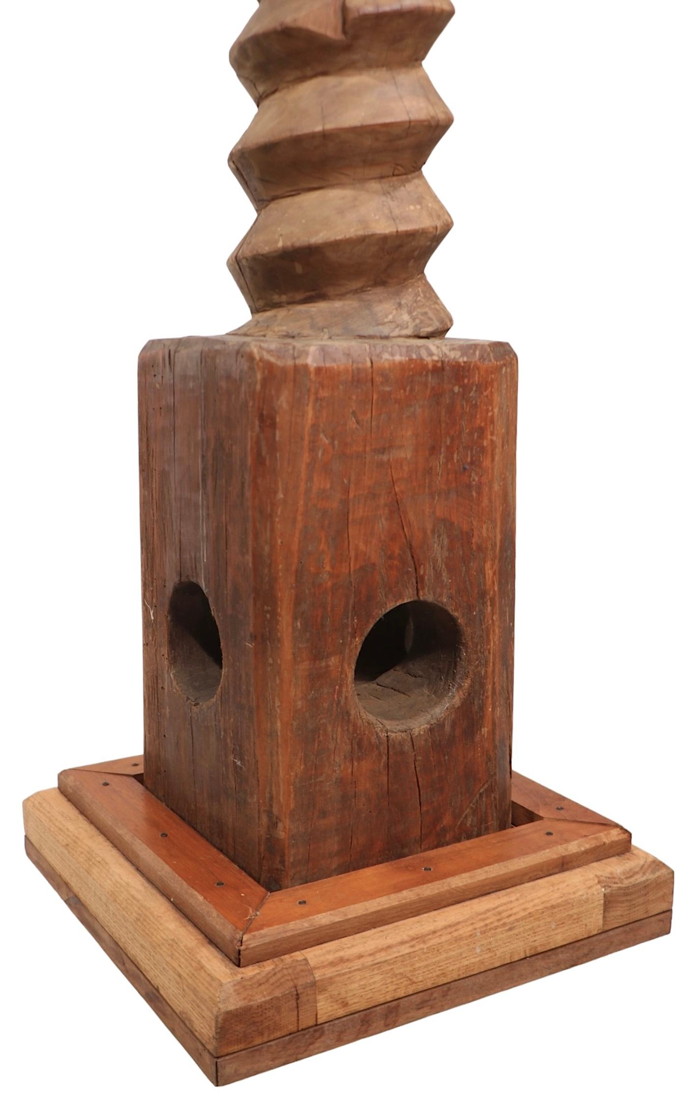 Einzigartige Folk Art Stehlampe, gebaut aus einem Fabrikgetriebe des 19. Jahrhunderts, später montiert und verkabelt als Stehlampe. Die Lampe verfügt über einen vertikalen Mittelpfosten, der wie eine Schraube mit einem Gewinde versehen ist, einen