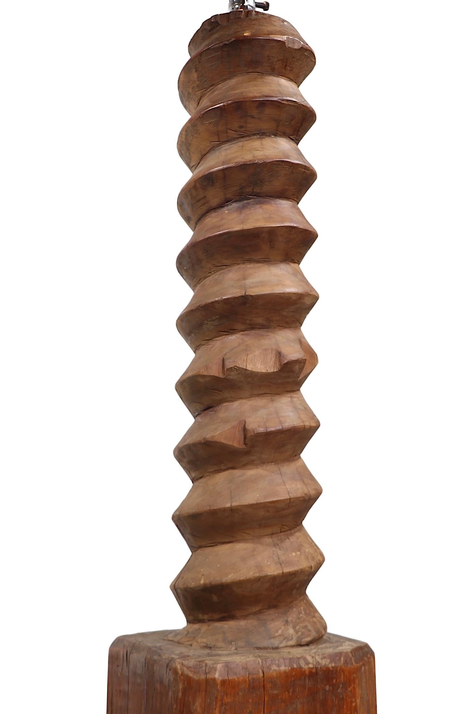 Folk Art Industrial Wood Stehlampe (Volkskunst) im Angebot