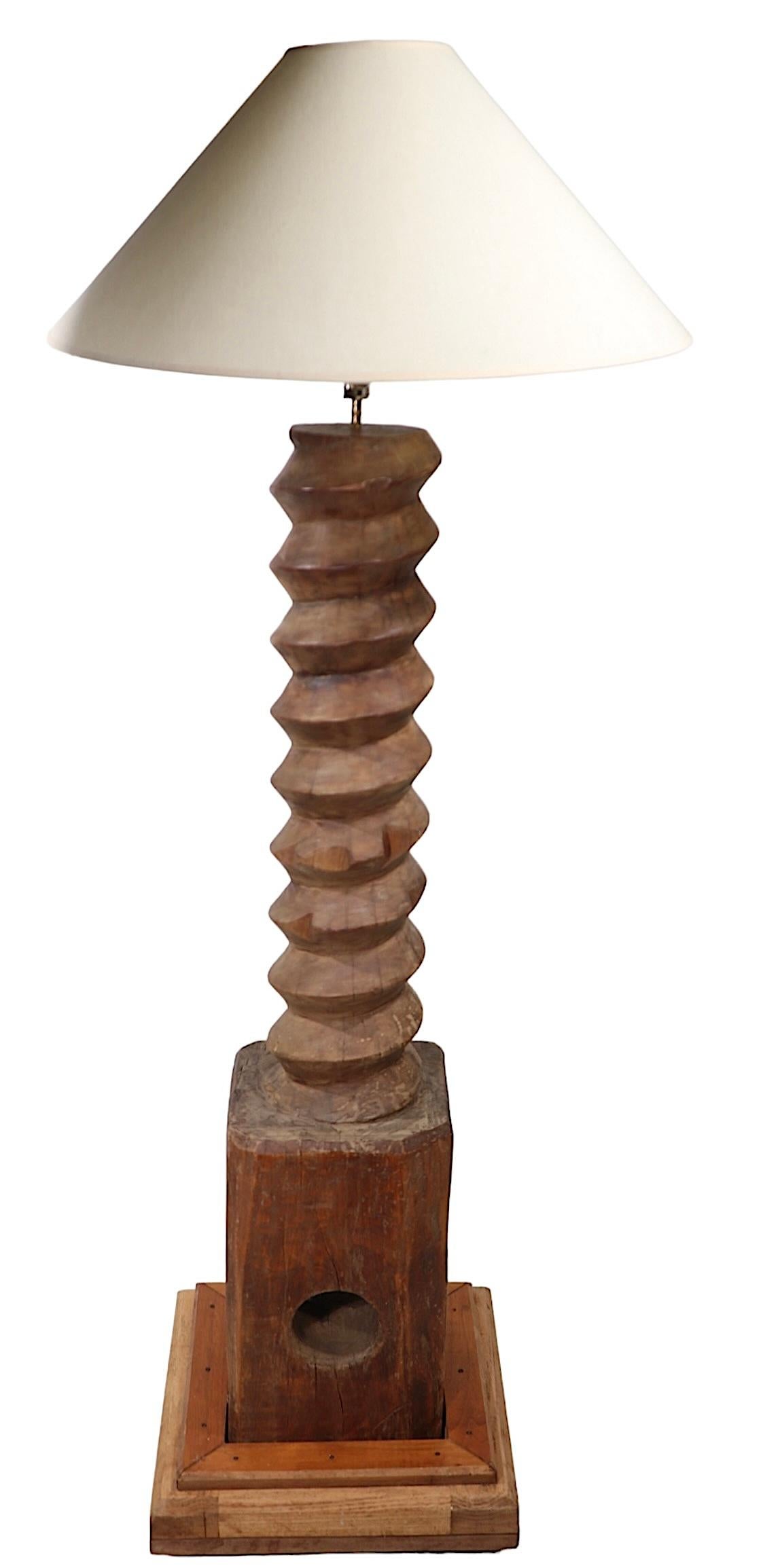 Folk Art Industrial Wood Stehlampe im Zustand „Gut“ im Angebot in New York, NY
