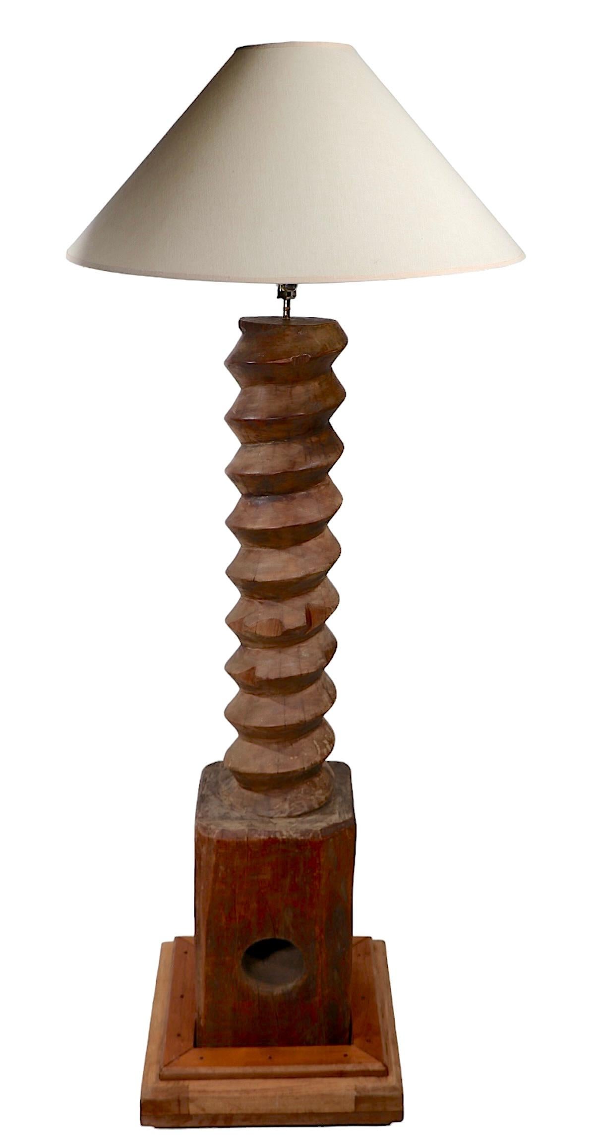 Folk Art Industrial Wood Stehlampe (20. Jahrhundert) im Angebot