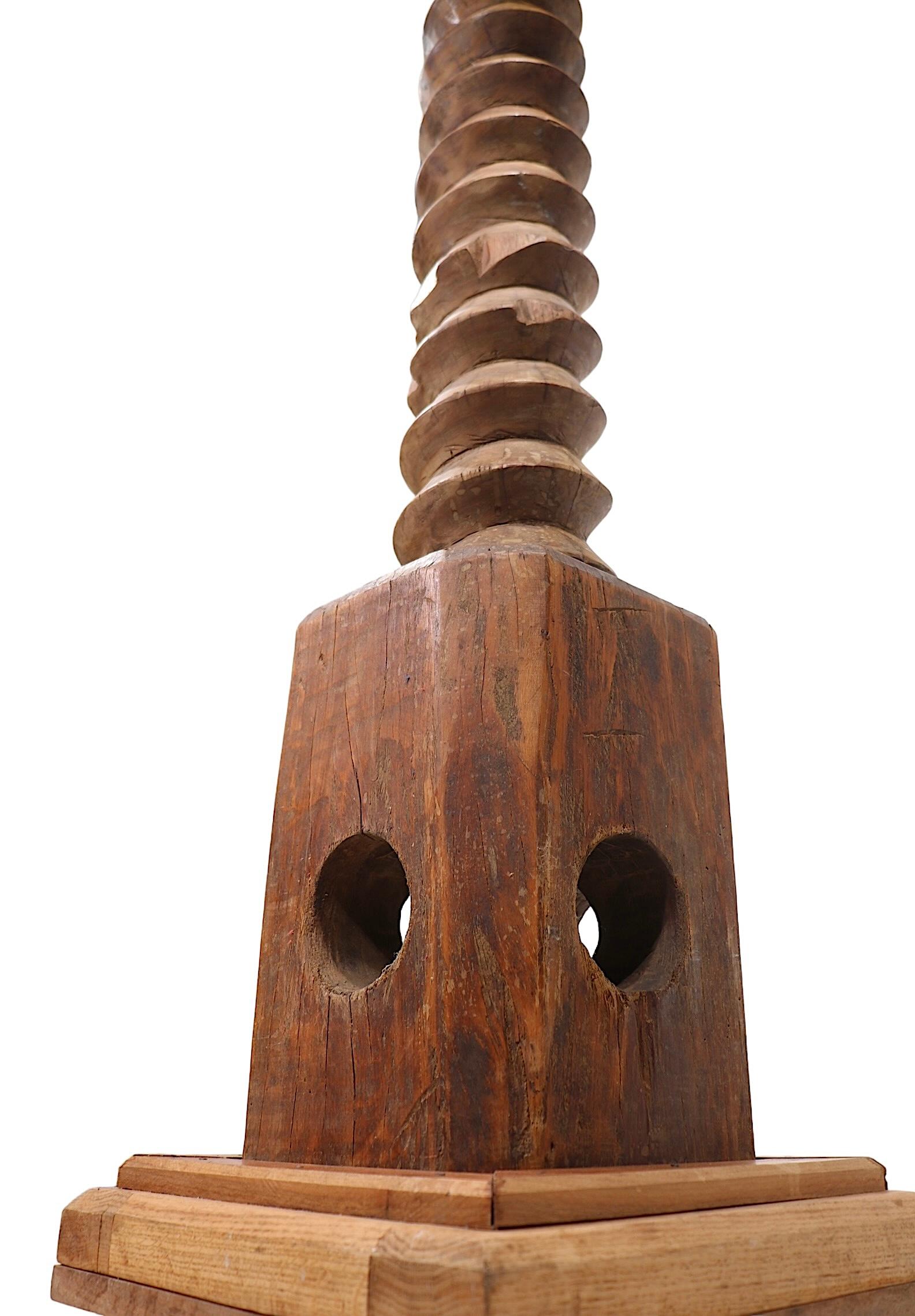 Folk Art Industrial Wood Stehlampe (Holz) im Angebot