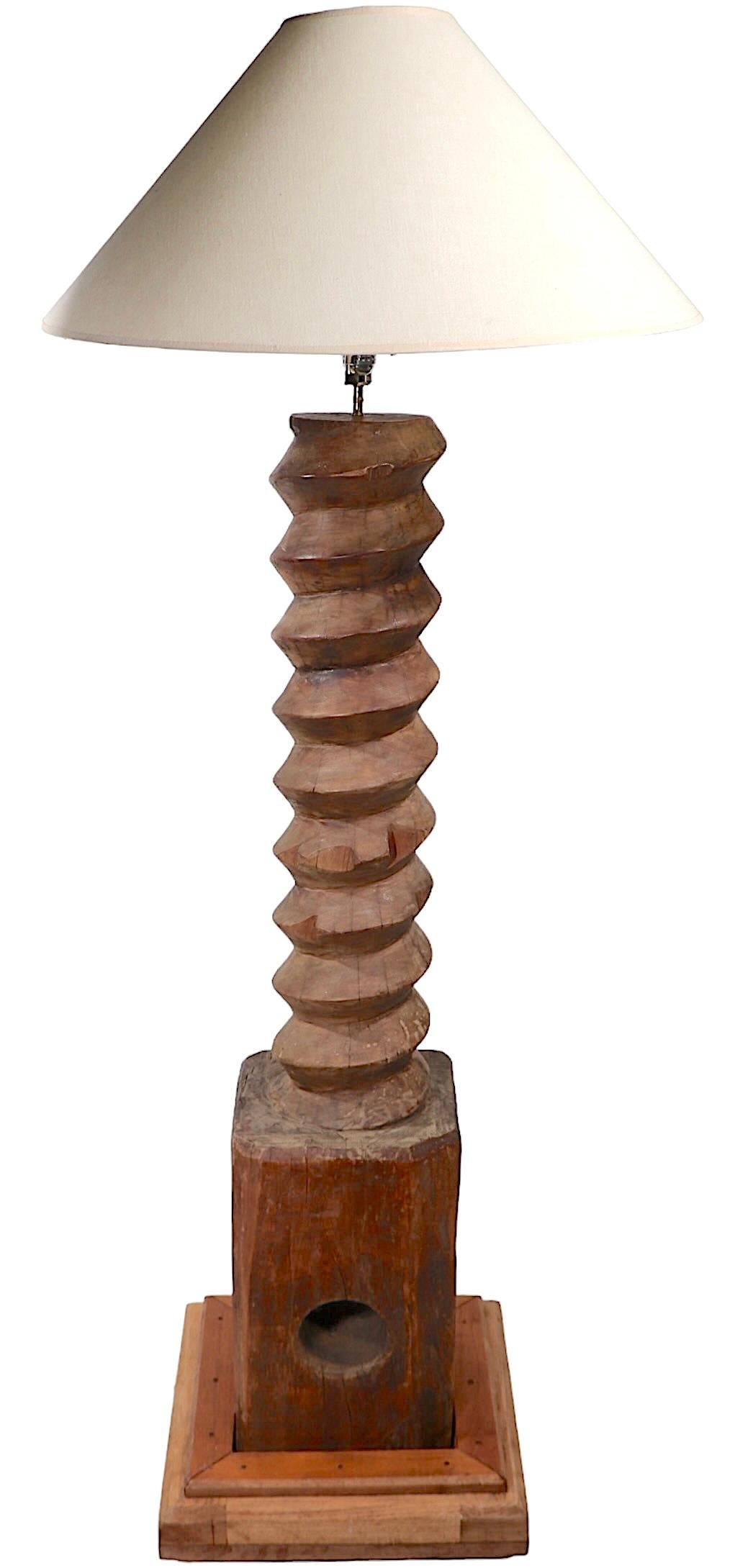 Folk Art Industrial Wood Stehlampe im Angebot 2