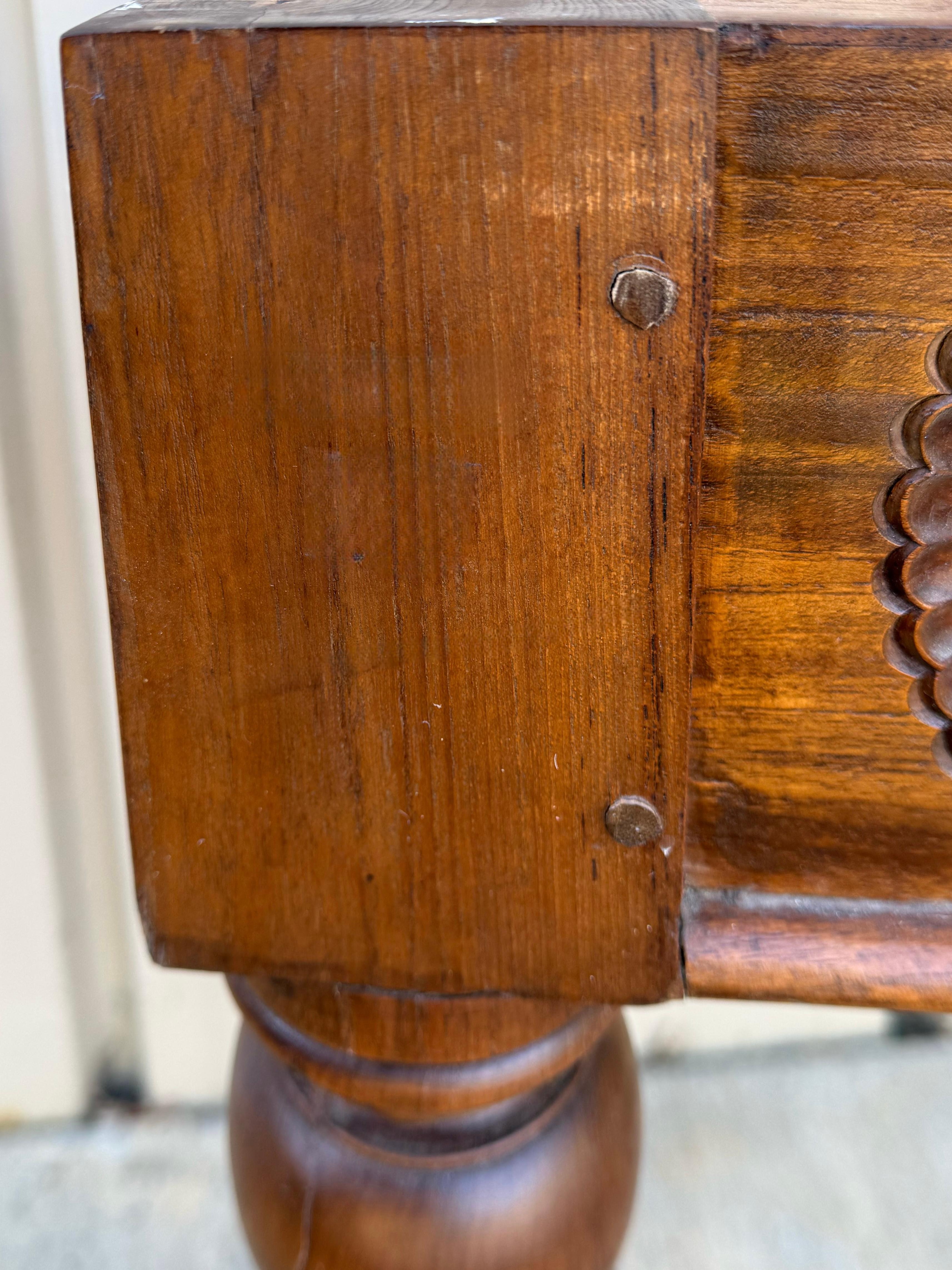 Folk Art inspiriert geschnitzt Nussbaum Fisch & Shell Motiv Konsolentisch W / Marmorplatte (Volkskunst) im Angebot