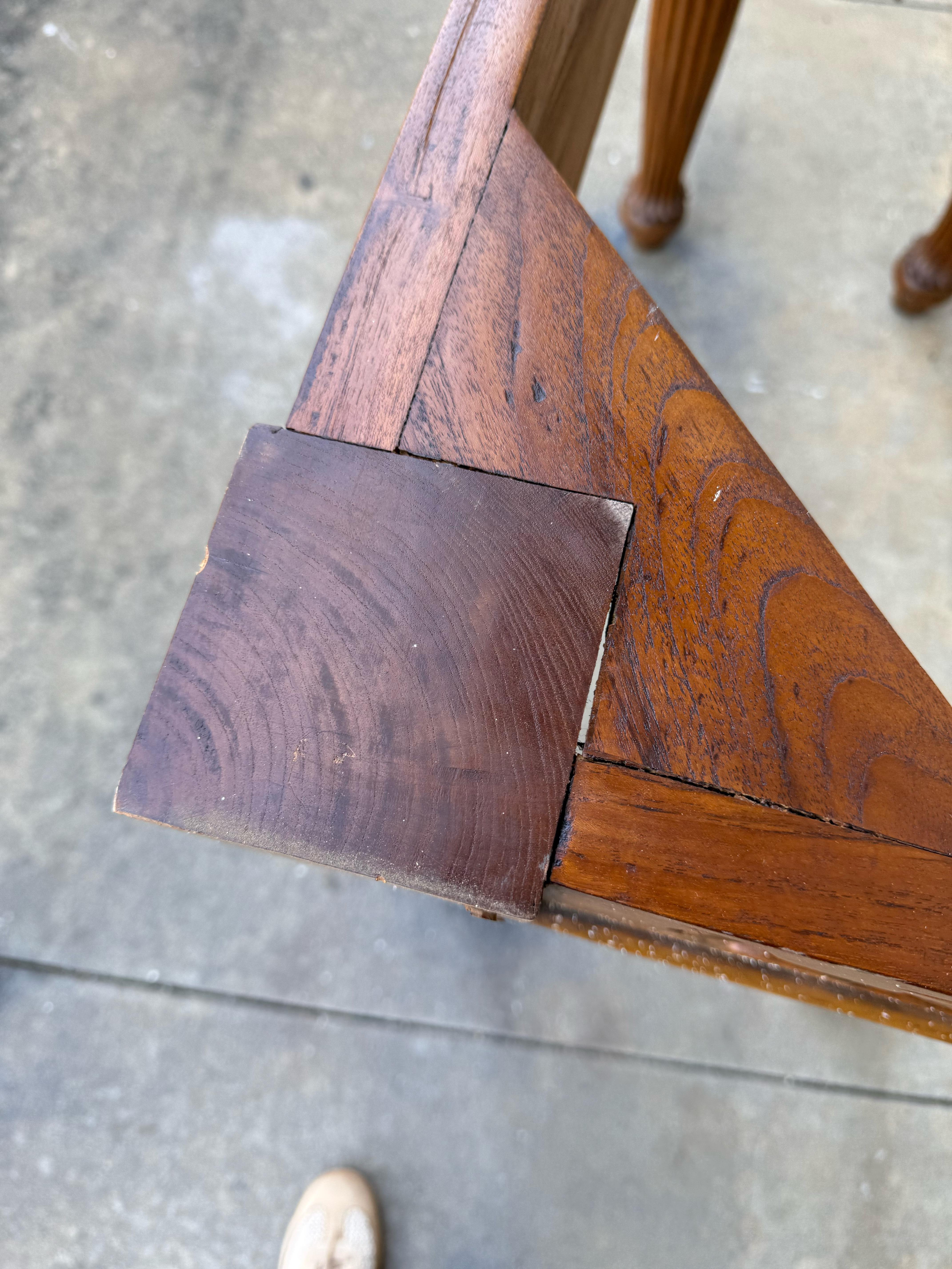 Folk Art inspiriert geschnitzt Nussbaum Fisch & Shell Motiv Konsolentisch W / Marmorplatte (amerikanisch) im Angebot