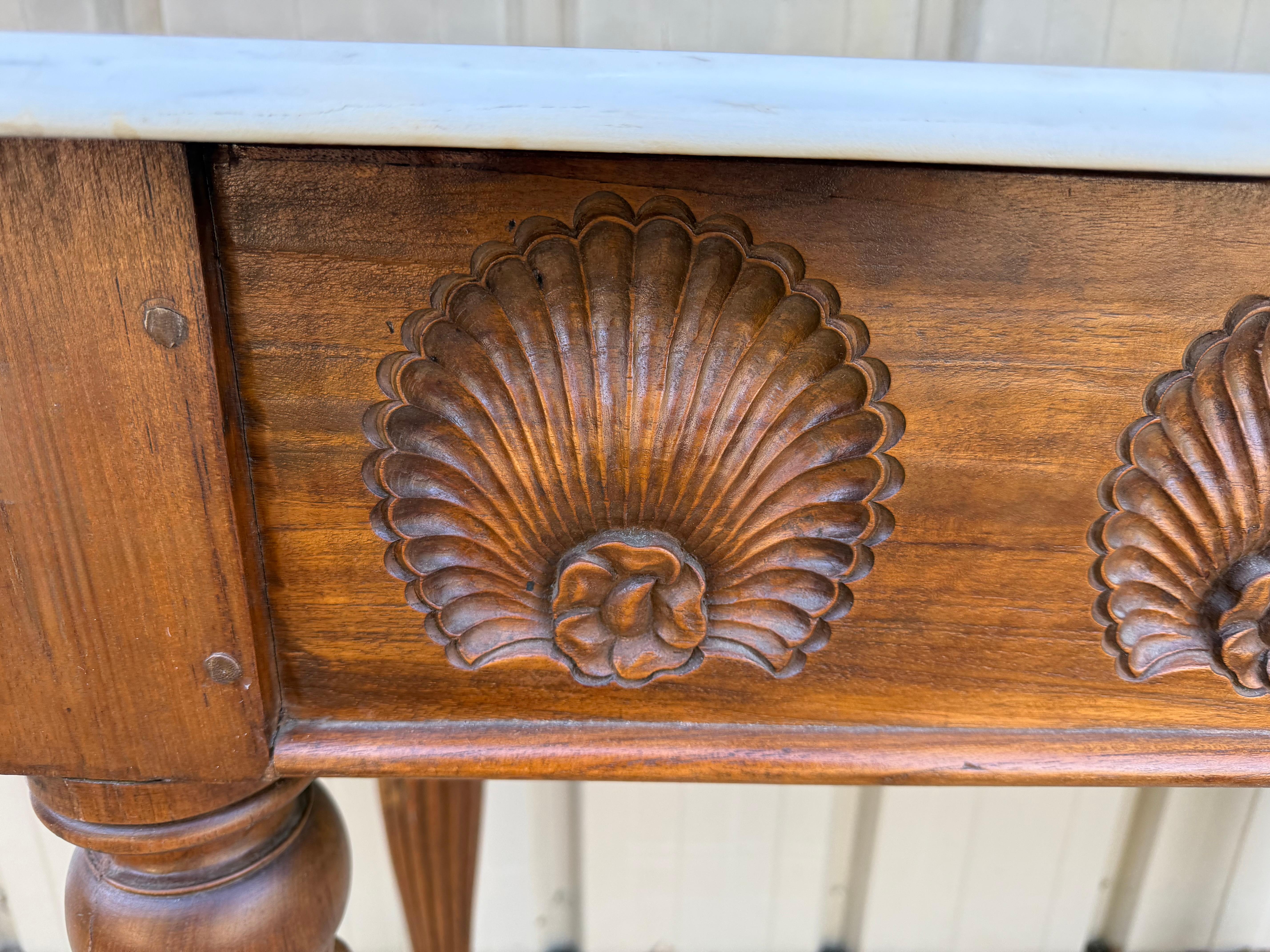 Folk Art inspiriert geschnitzt Nussbaum Fisch & Shell Motiv Konsolentisch W / Marmorplatte im Zustand „Gut“ im Angebot in Kennesaw, GA