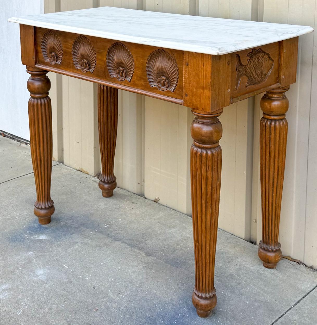 Folk Art inspiriert geschnitzt Nussbaum Fisch & Shell Motiv Konsolentisch W / Marmorplatte (20. Jahrhundert) im Angebot