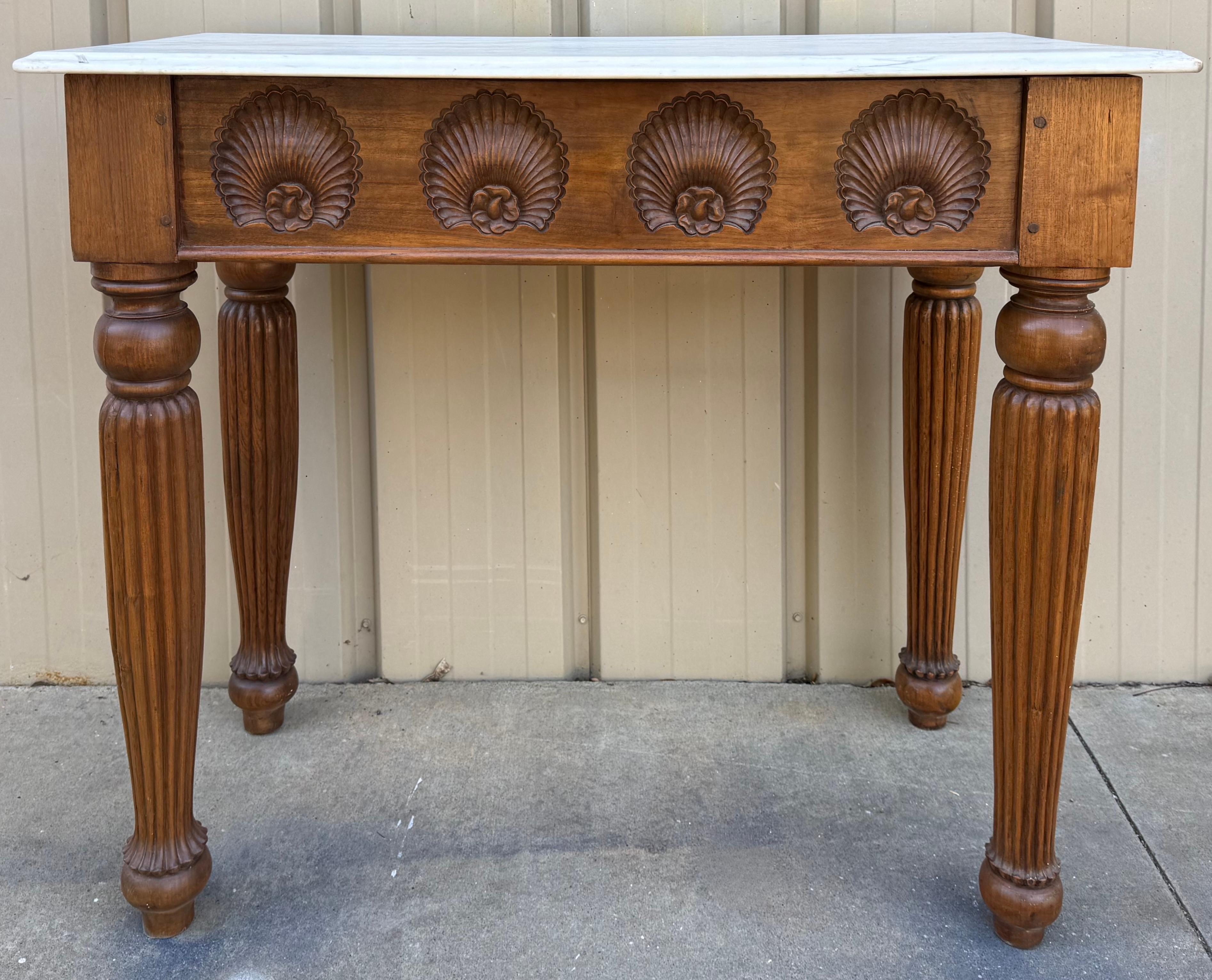 Folk Art inspiriert geschnitzt Nussbaum Fisch & Shell Motiv Konsolentisch W / Marmorplatte im Angebot 1