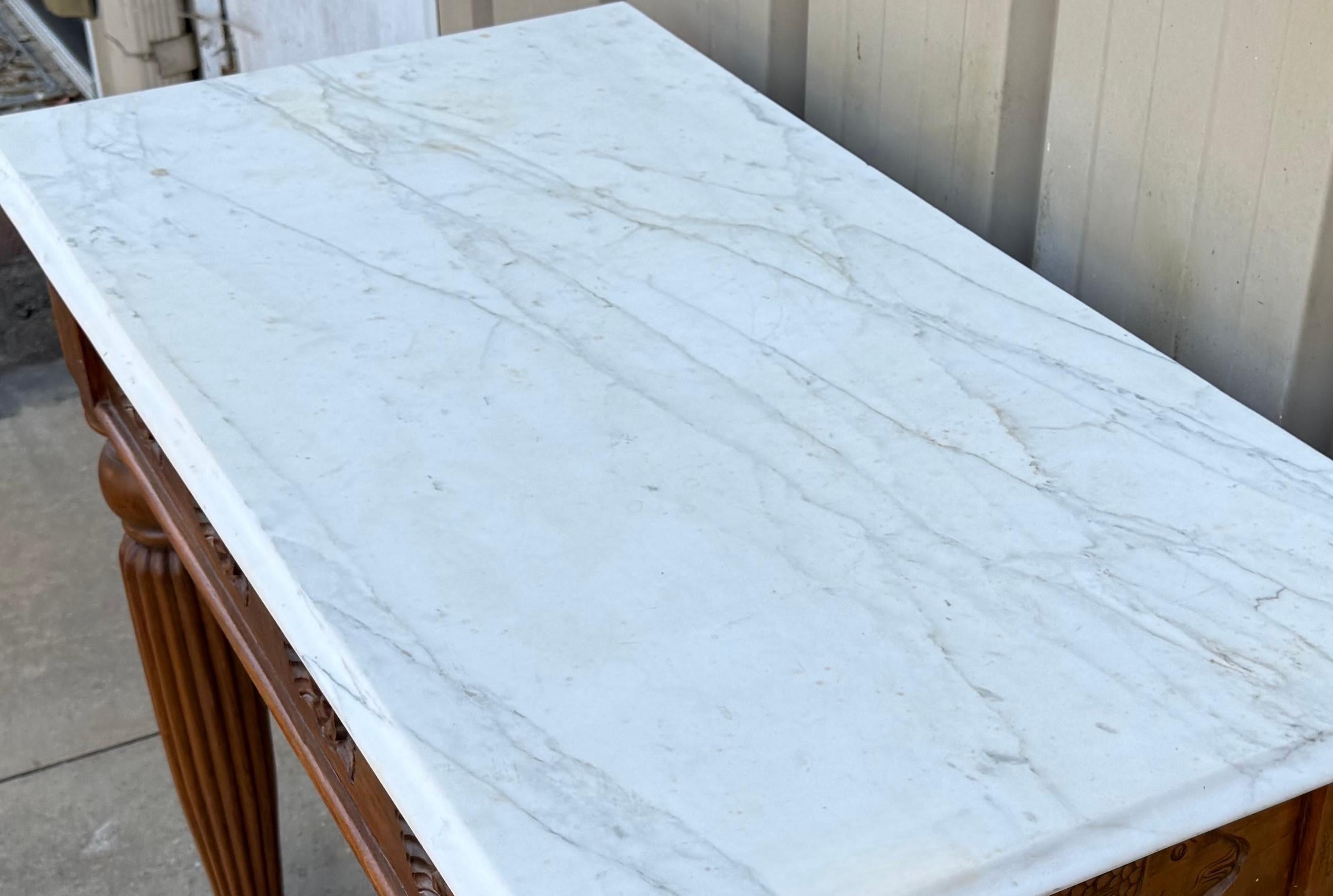 Folk Art inspiriert geschnitzt Nussbaum Fisch & Shell Motiv Konsolentisch W / Marmorplatte im Angebot 2