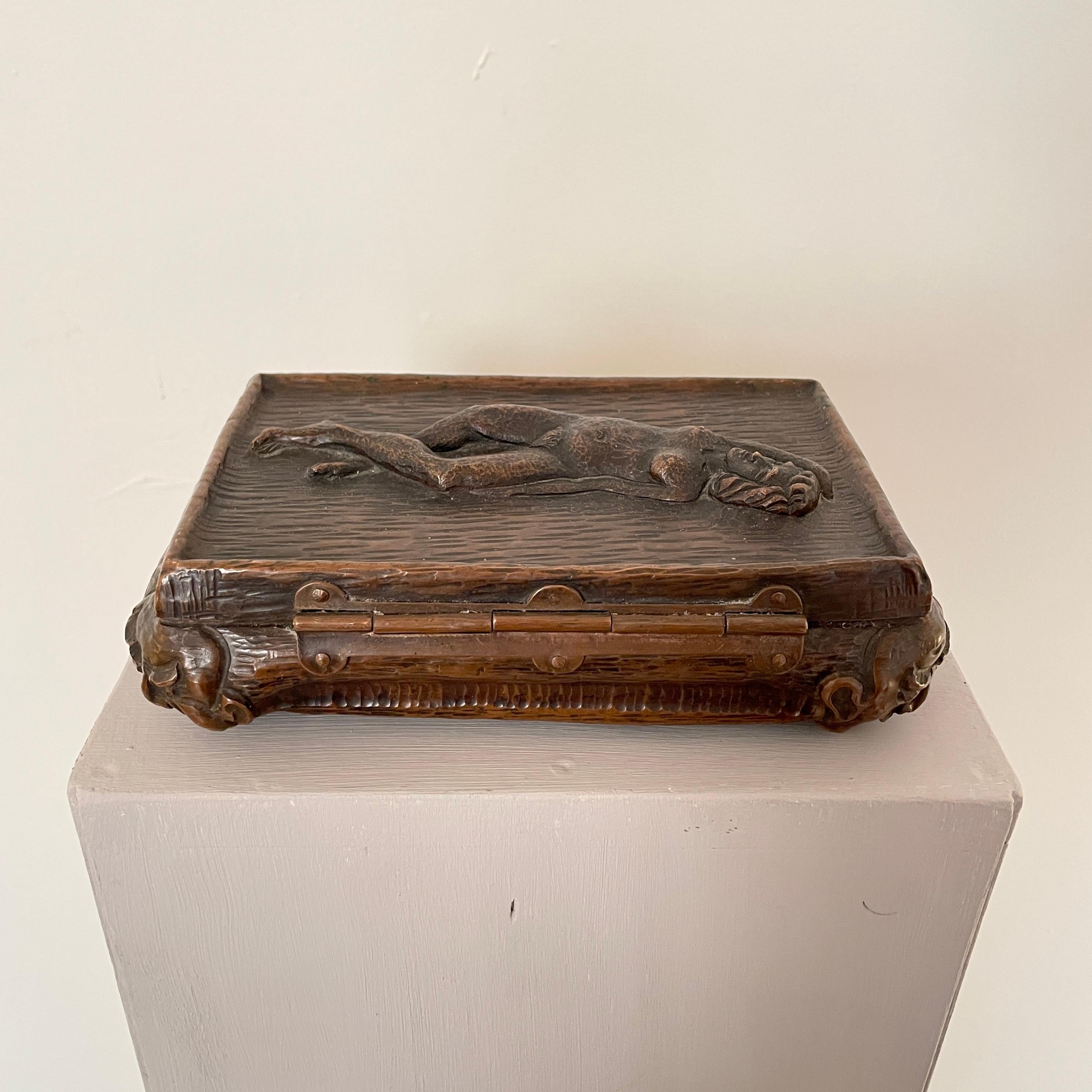 Folk Art Jewelry Box from the 1940s in Copper with Women Nude For Sale 14