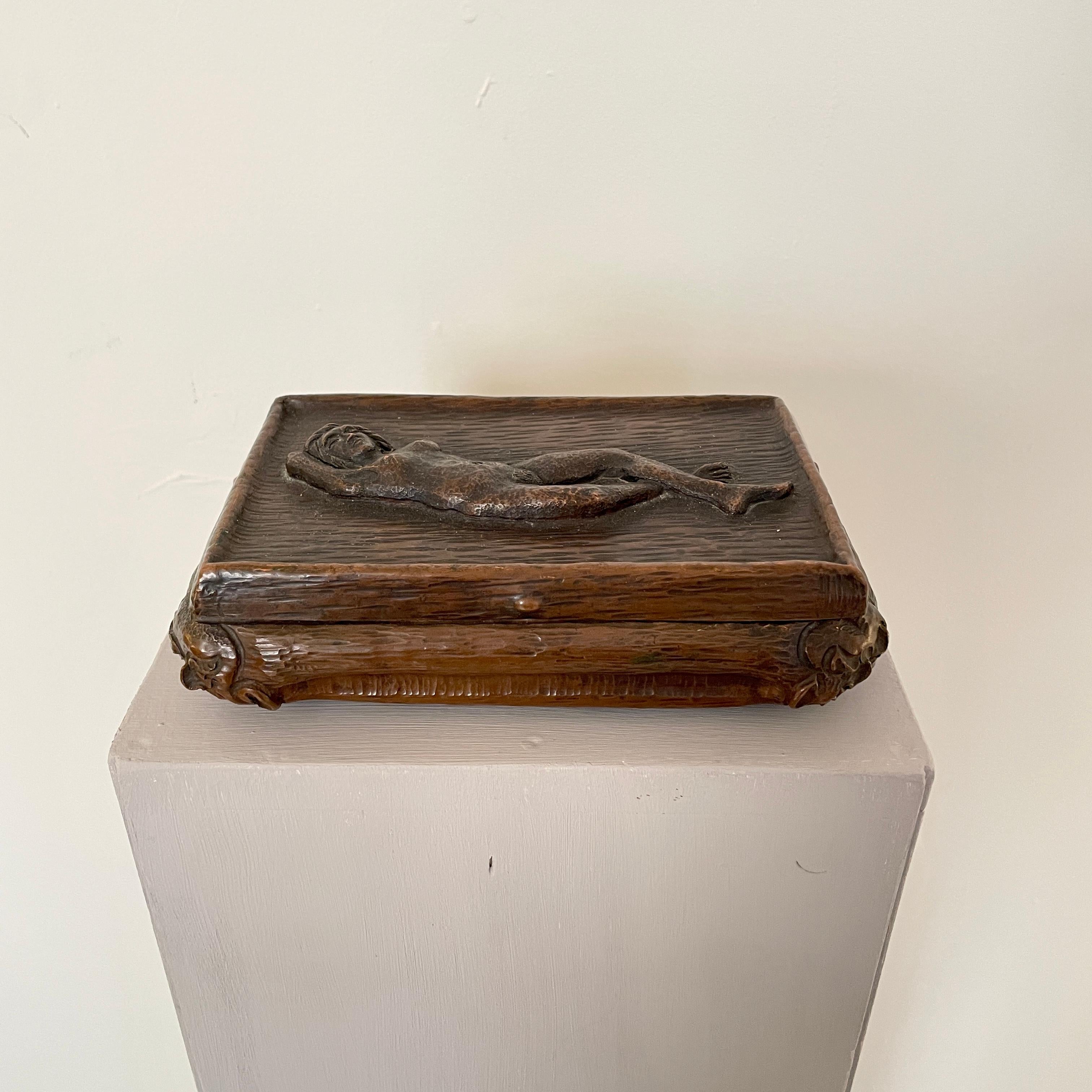 This charming jewelry box from the 1940s was made out of copper 
and is hand-dented.
It shows a nudist art of a woman. It is in a beautiful original condition.
A unique piece which is a great eye-catcher for your antique, modern, space age or