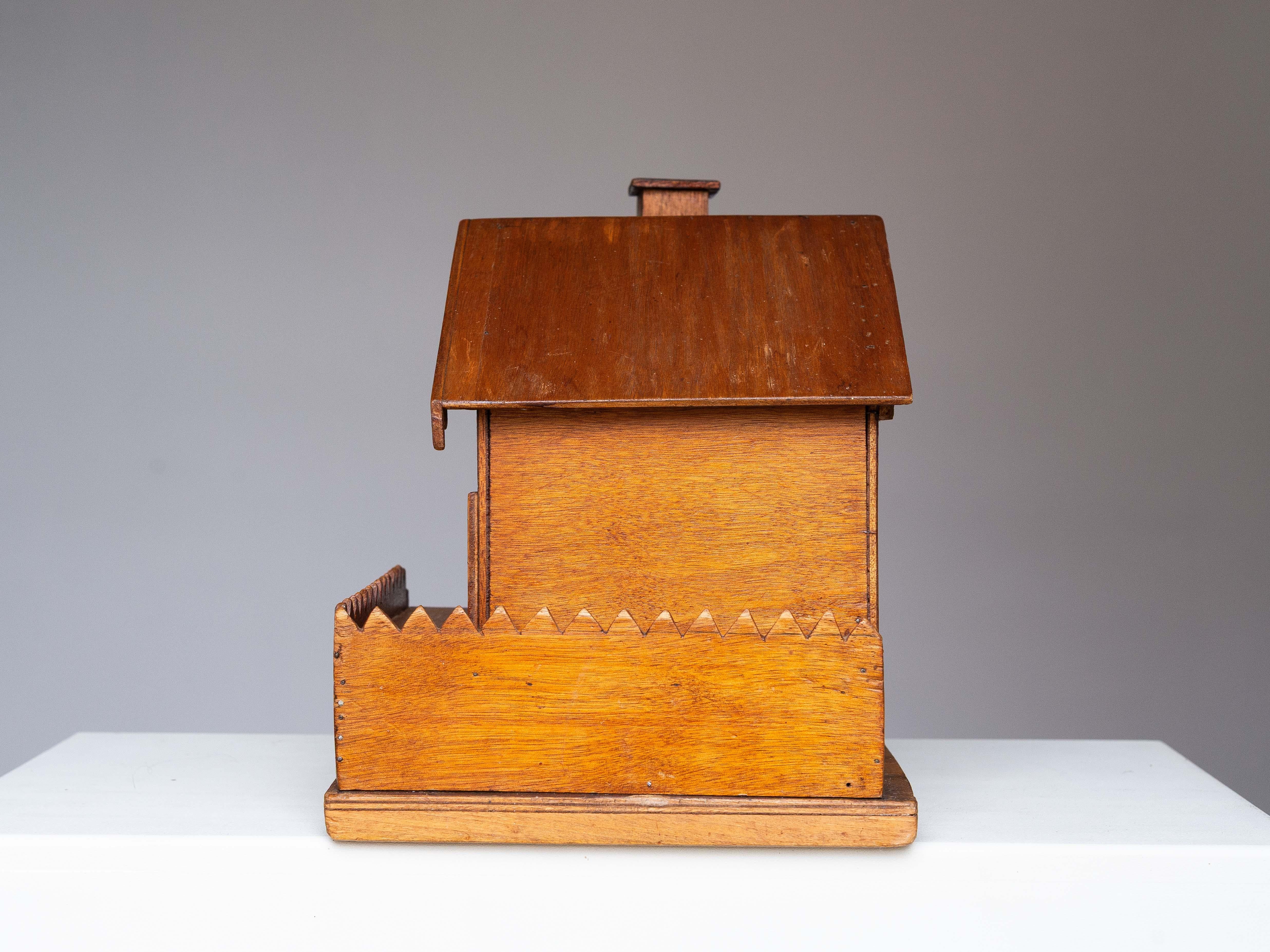 Volkskunst-Schmuckkästchen - Nähkästchen, hölzernes Hausmodell, Mitte des Jahrhunderts, Frankreich 1950er Jahre im Angebot 3