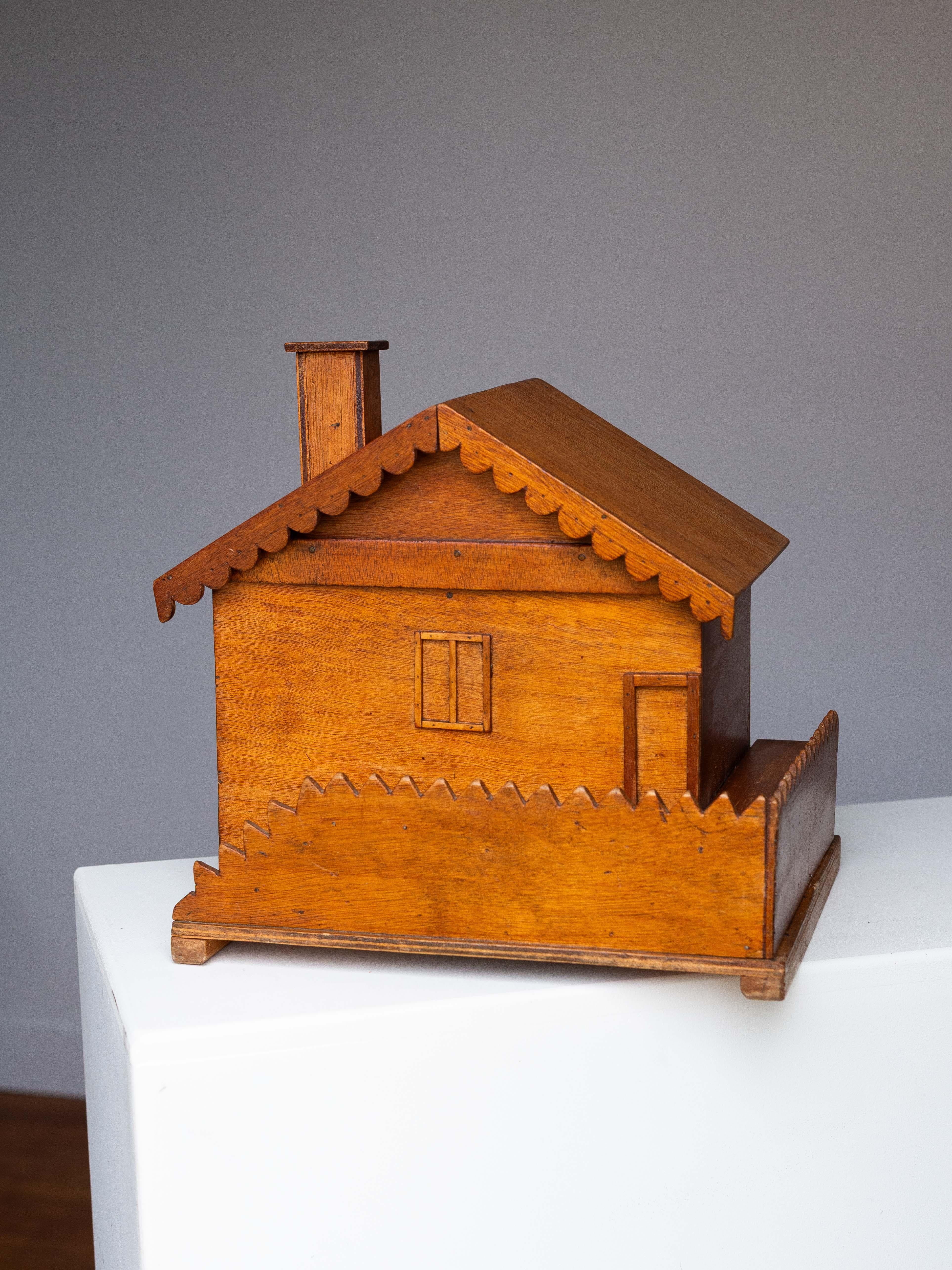 Volkskunst-Schmuckkästchen - Nähkästchen, hölzernes Hausmodell, Mitte des Jahrhunderts, Frankreich 1950er Jahre im Angebot 4