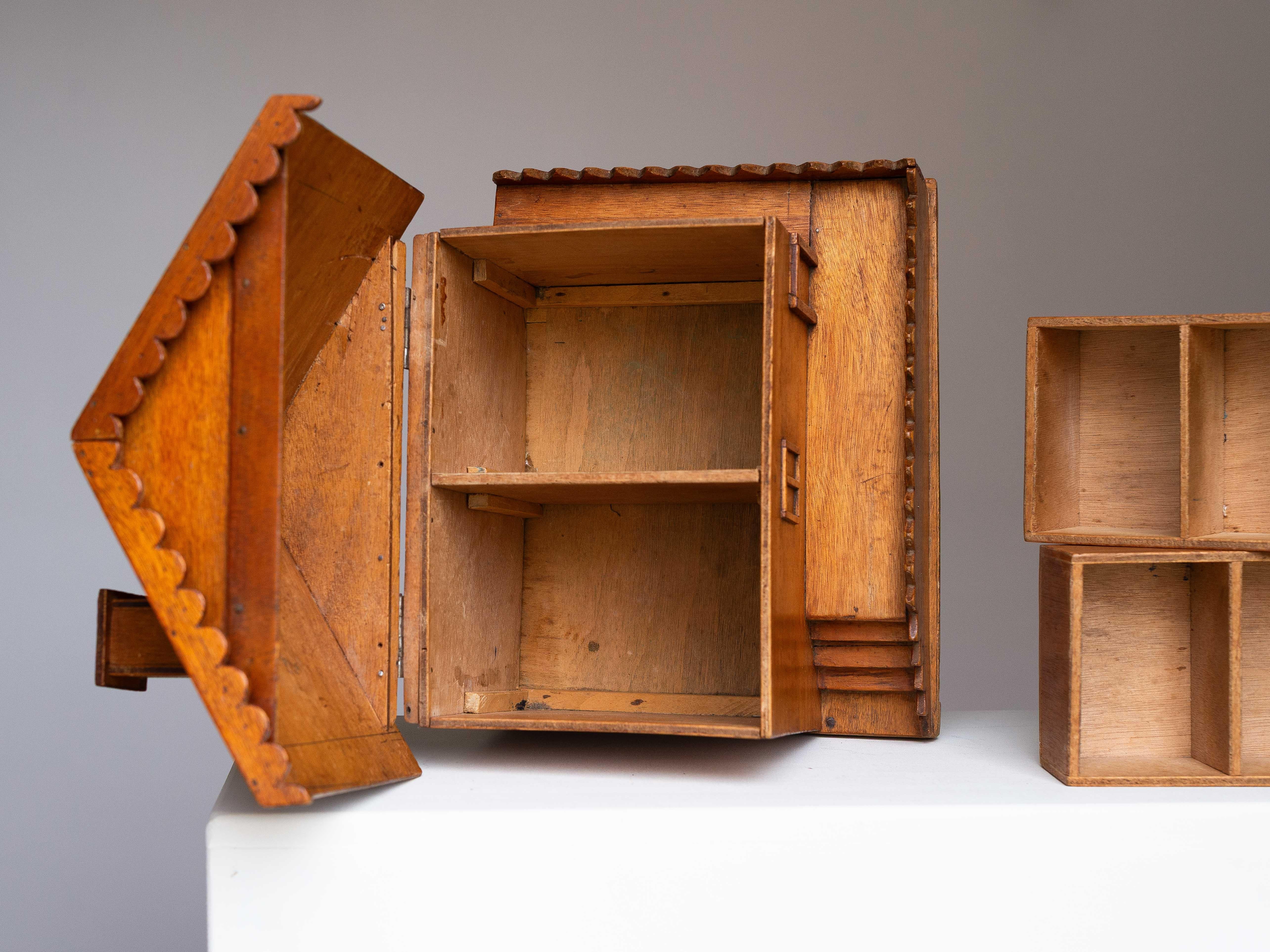 Volkskunst-Schmuckkästchen - Nähkästchen, hölzernes Hausmodell, Mitte des Jahrhunderts, Frankreich 1950er Jahre im Angebot 7