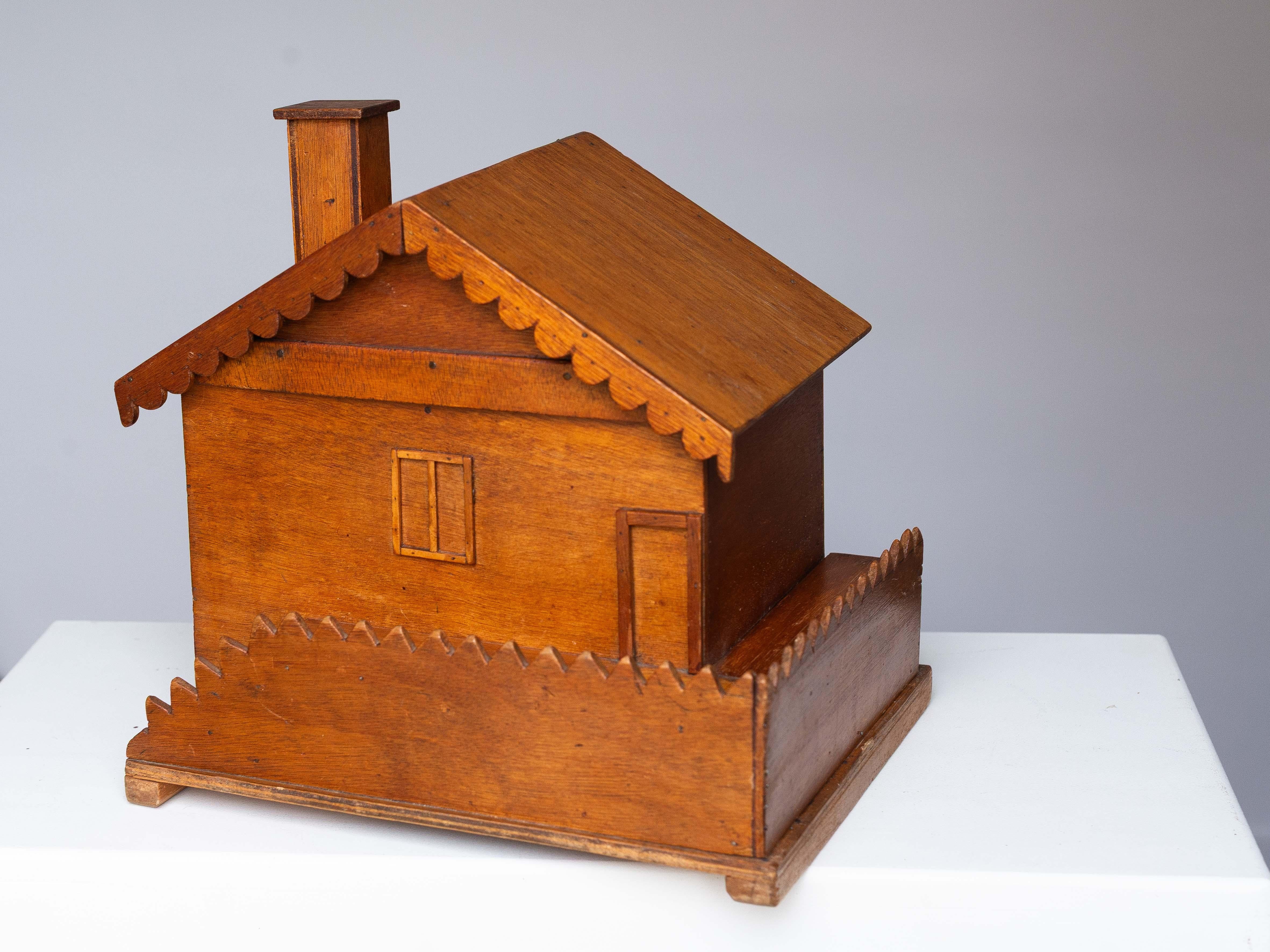 Volkskunst-Schmuckkästchen - Nähkästchen, hölzernes Hausmodell, Mitte des Jahrhunderts, Frankreich 1950er Jahre im Angebot 8