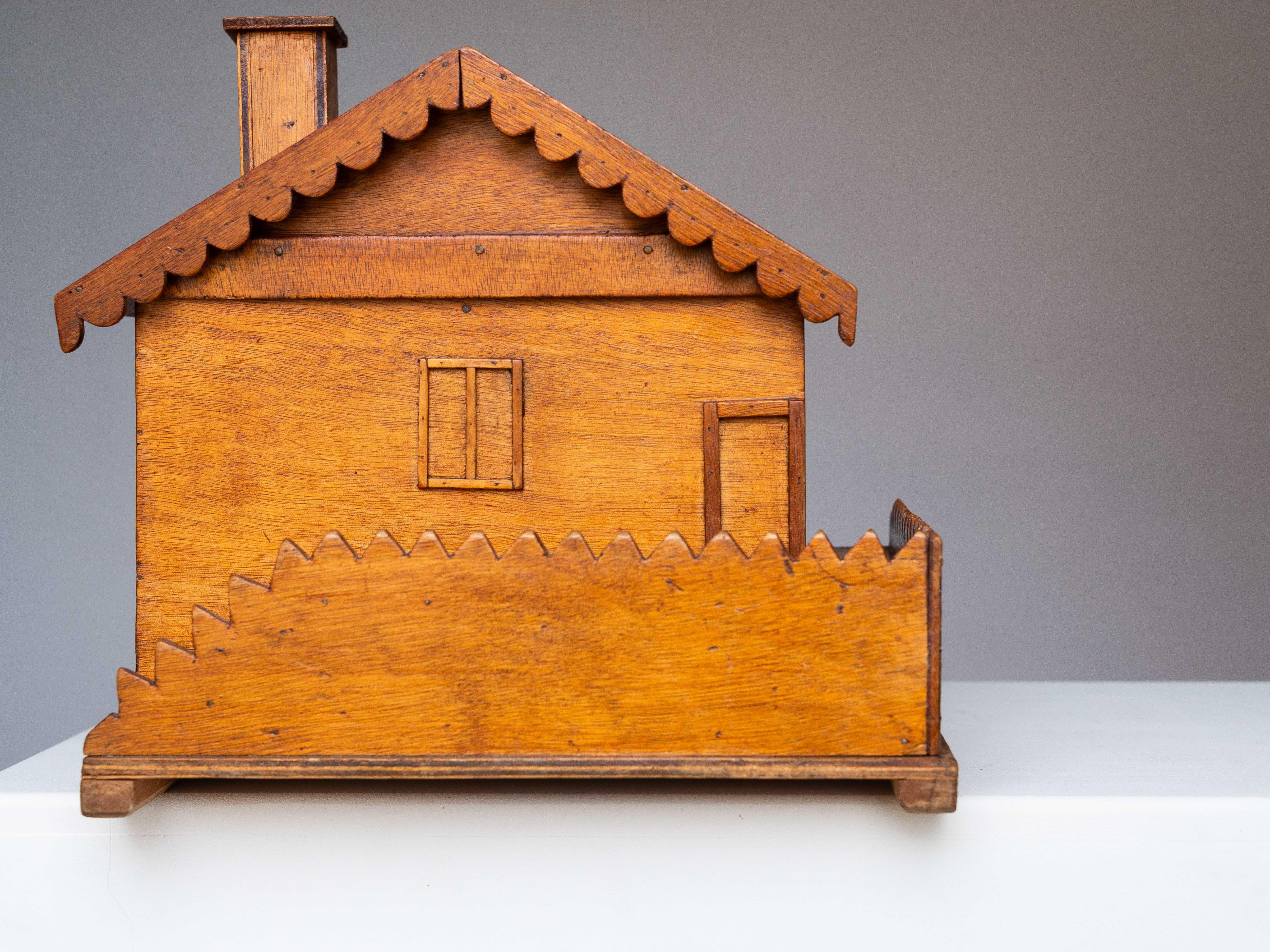 Volkskunst-Schmuckkästchen - Nähkästchen, hölzernes Hausmodell, Mitte des Jahrhunderts, Frankreich 1950er Jahre im Angebot 9