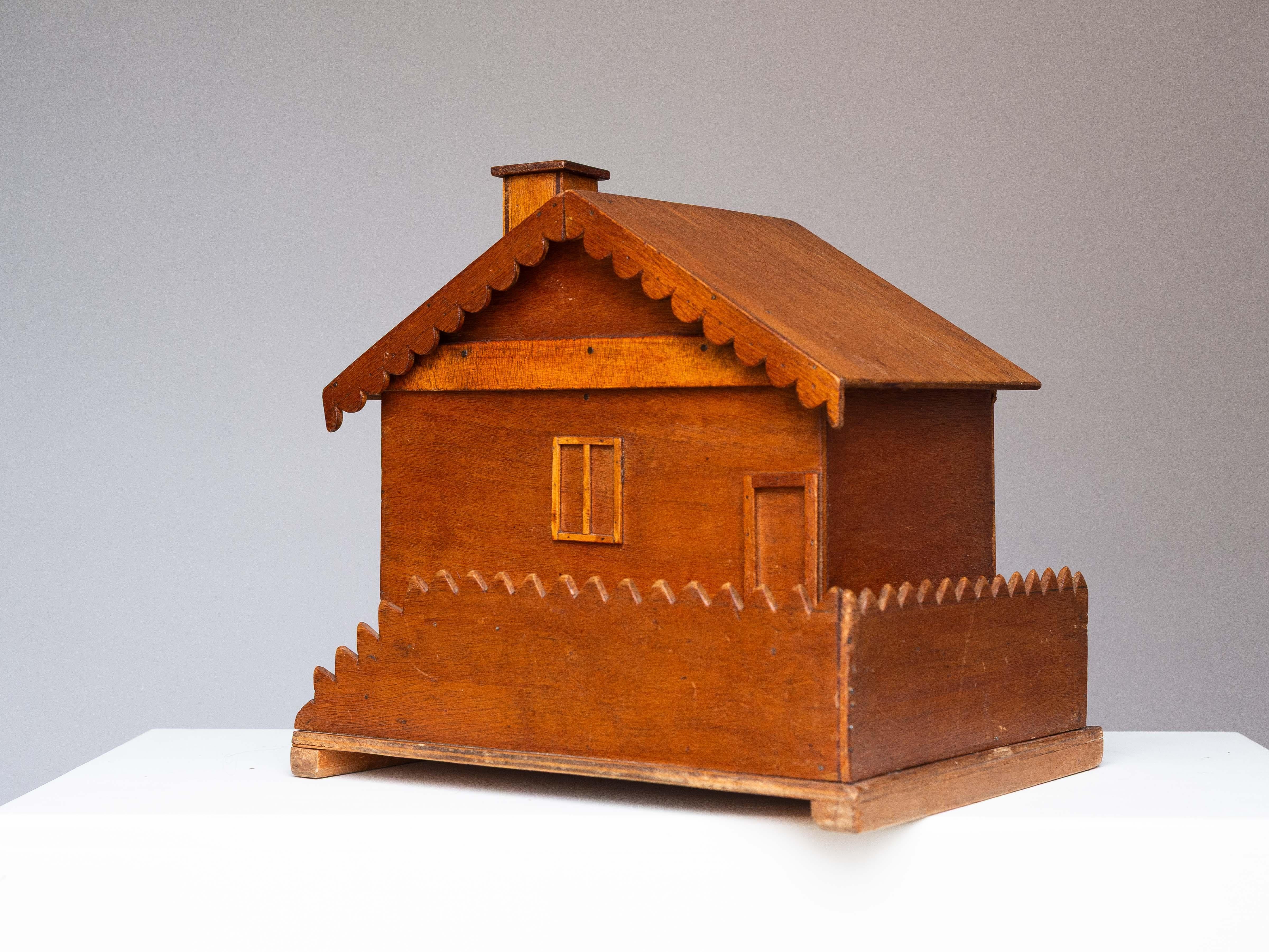 Volkskunst-Schmuckkästchen - Nähkästchen, hölzernes Hausmodell, Mitte des Jahrhunderts, Frankreich 1950er Jahre im Angebot 11