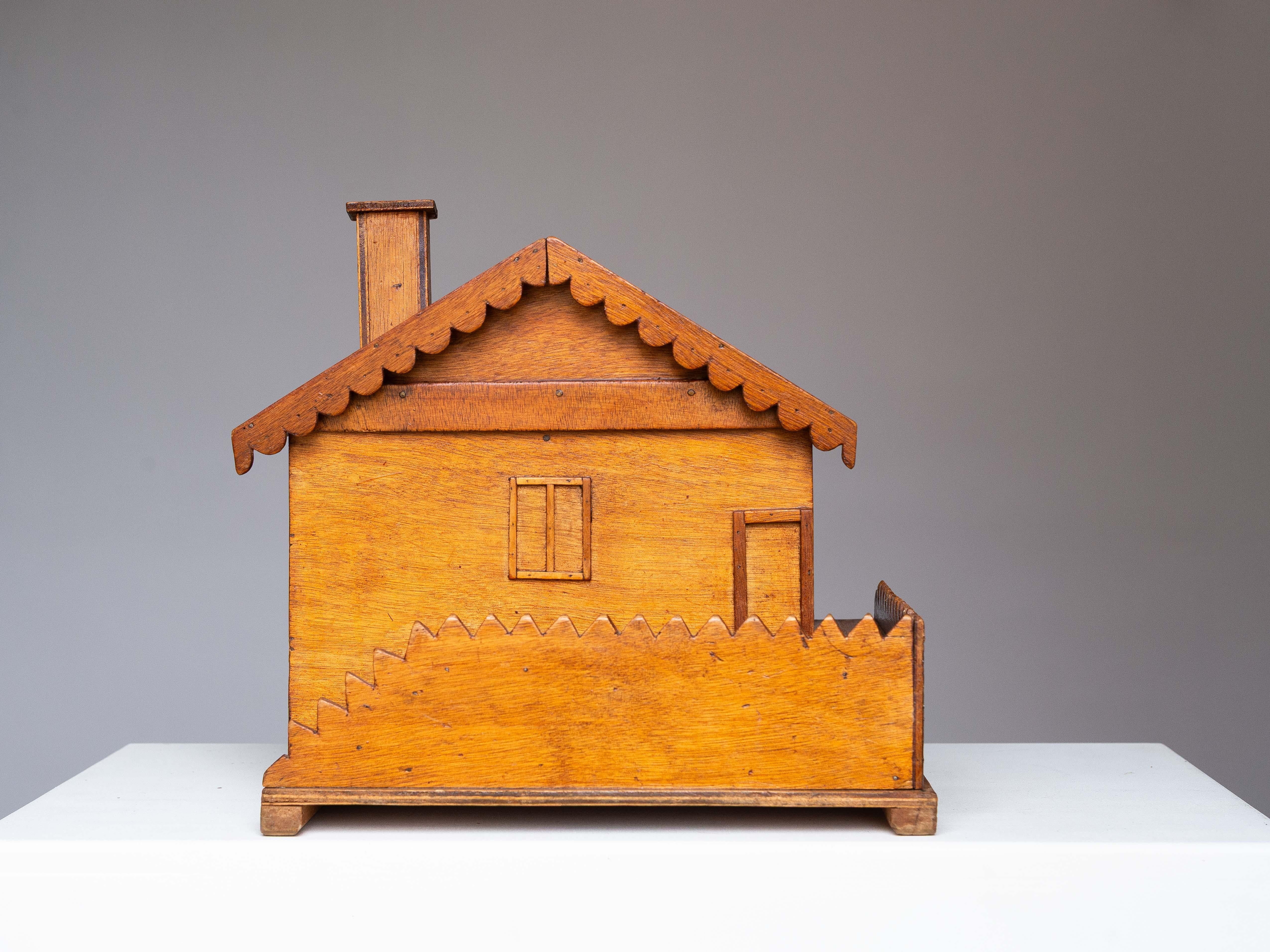 Volkskunst-Schmuckkästchen oder Nähkästchen, Hausmodell aus Holz, Frankreich 1950er Jahre

Charmante französische Holzkiste aus der Mitte des Jahrhunderts in Form eines kleinen Hauses, handgefertigt in den 1950er Jahren. Ein einzigartiges Stück