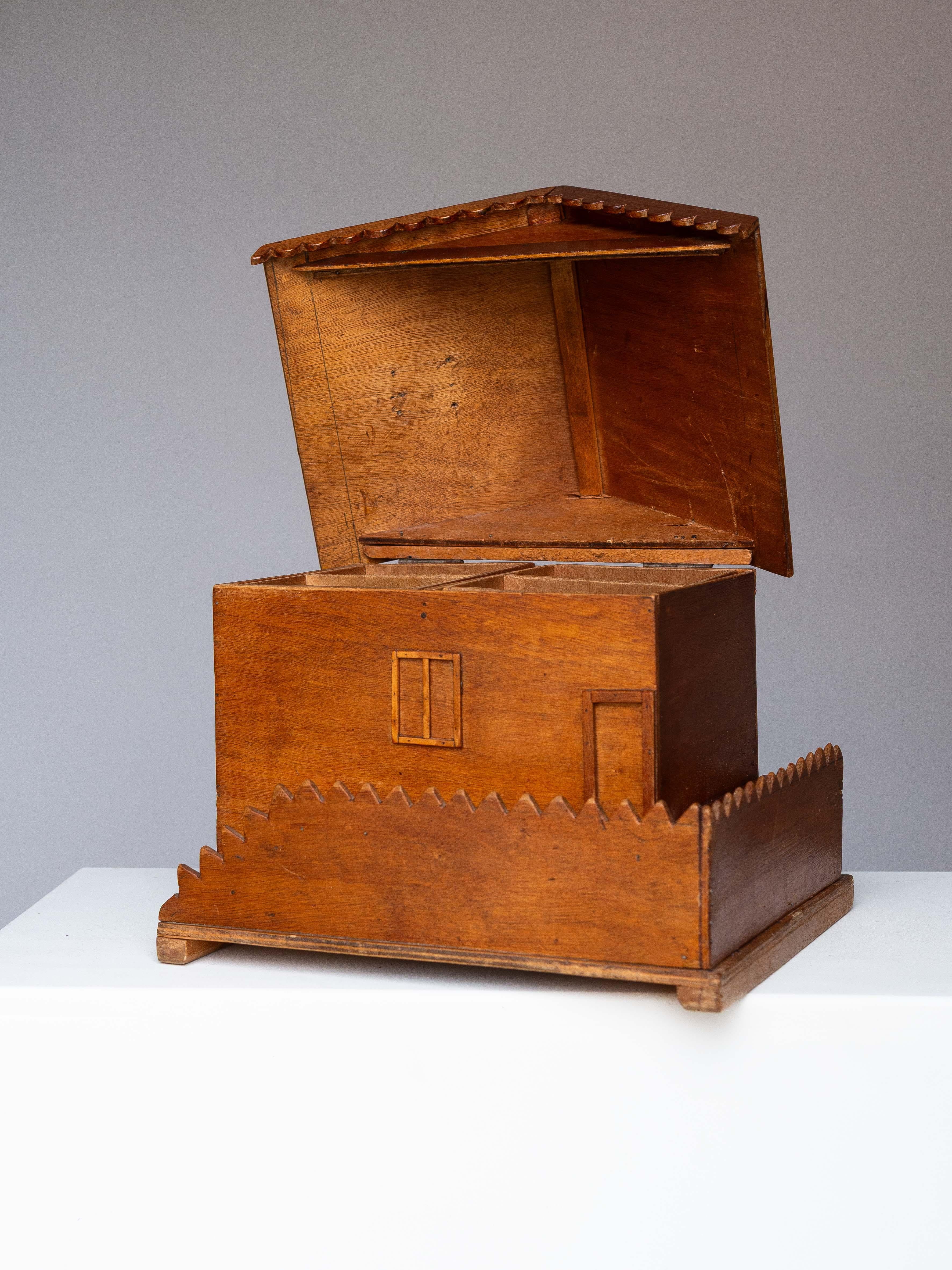 Volkskunst-Schmuckkästchen - Nähkästchen, hölzernes Hausmodell, Mitte des Jahrhunderts, Frankreich 1950er Jahre (Europäisch) im Angebot