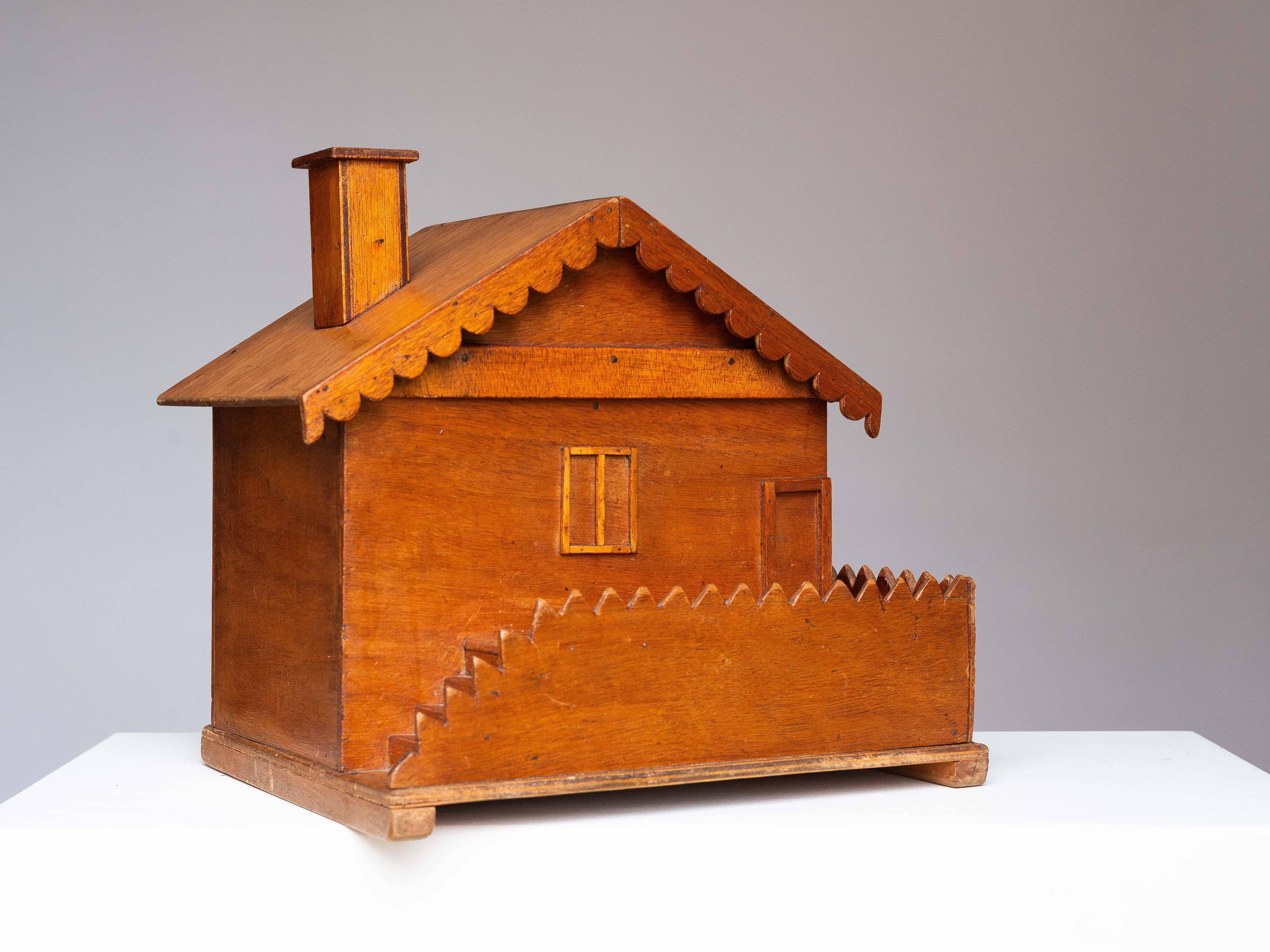 Volkskunst-Schmuckkästchen - Nähkästchen, hölzernes Hausmodell, Mitte des Jahrhunderts, Frankreich 1950er Jahre (Handgefertigt) im Angebot