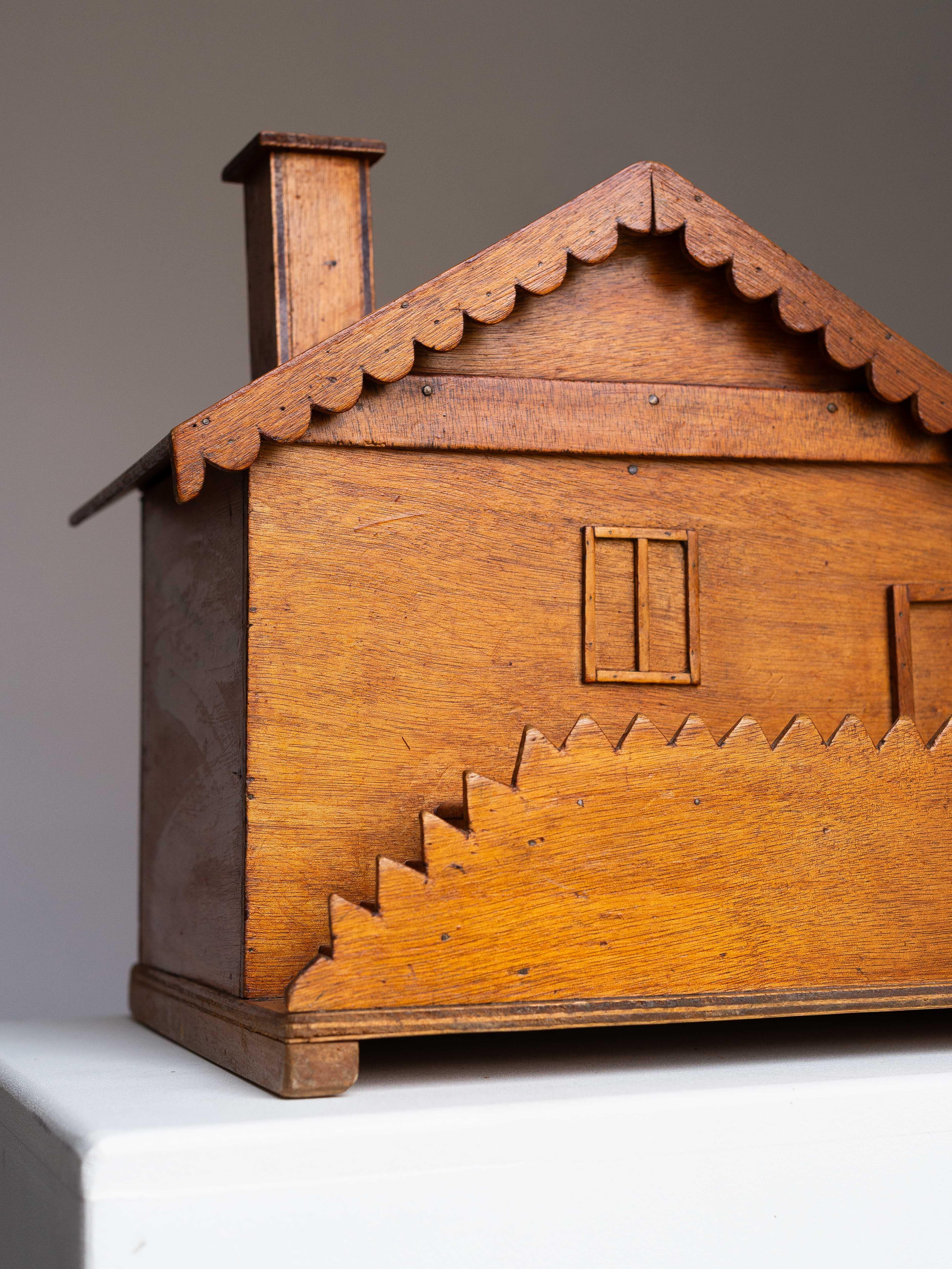 Volkskunst-Schmuckkästchen - Nähkästchen, hölzernes Hausmodell, Mitte des Jahrhunderts, Frankreich 1950er Jahre im Zustand „Gut“ im Angebot in ROUEN, Normandie