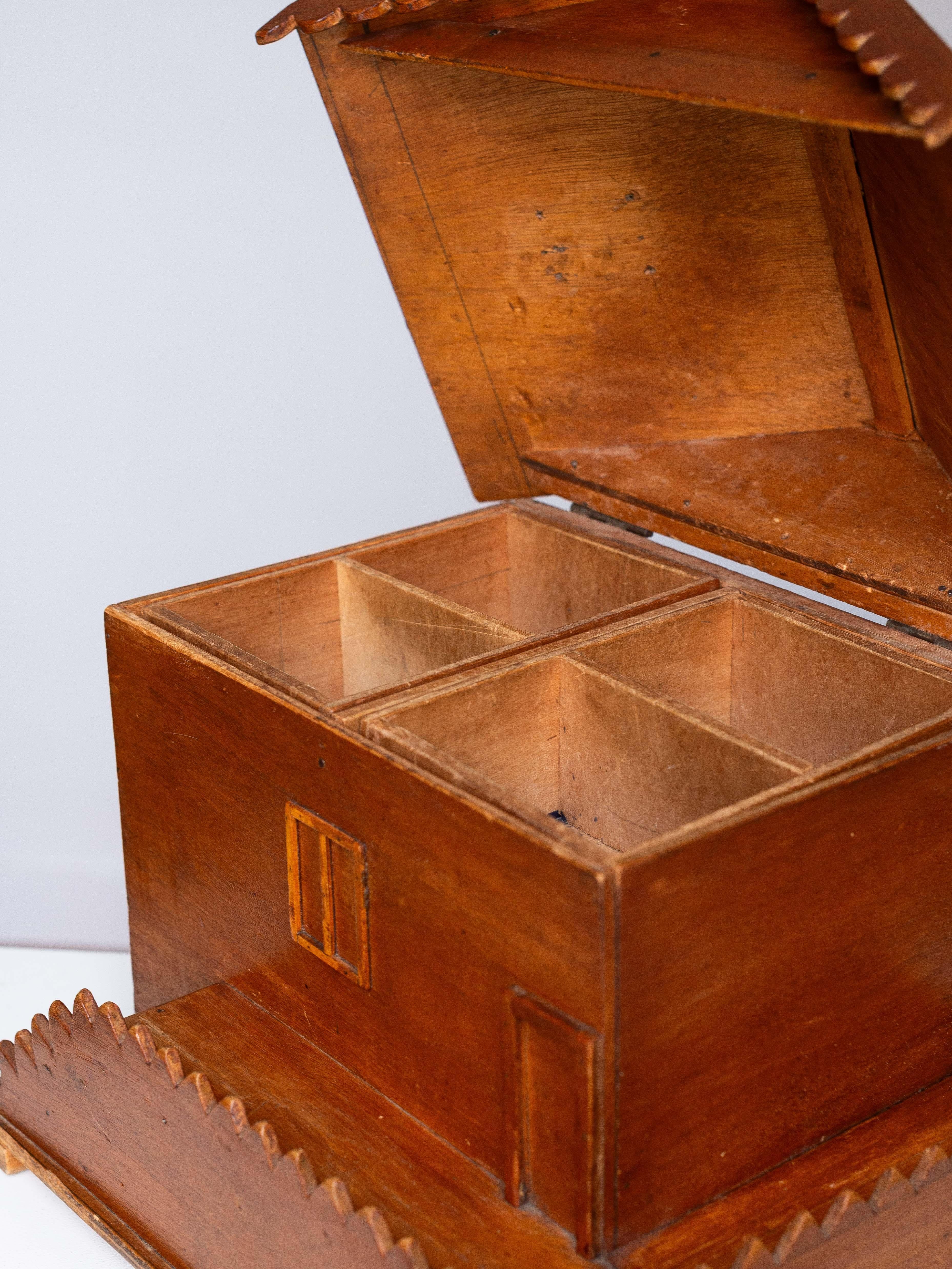 Volkskunst-Schmuckkästchen - Nähkästchen, hölzernes Hausmodell, Mitte des Jahrhunderts, Frankreich 1950er Jahre (20. Jahrhundert) im Angebot