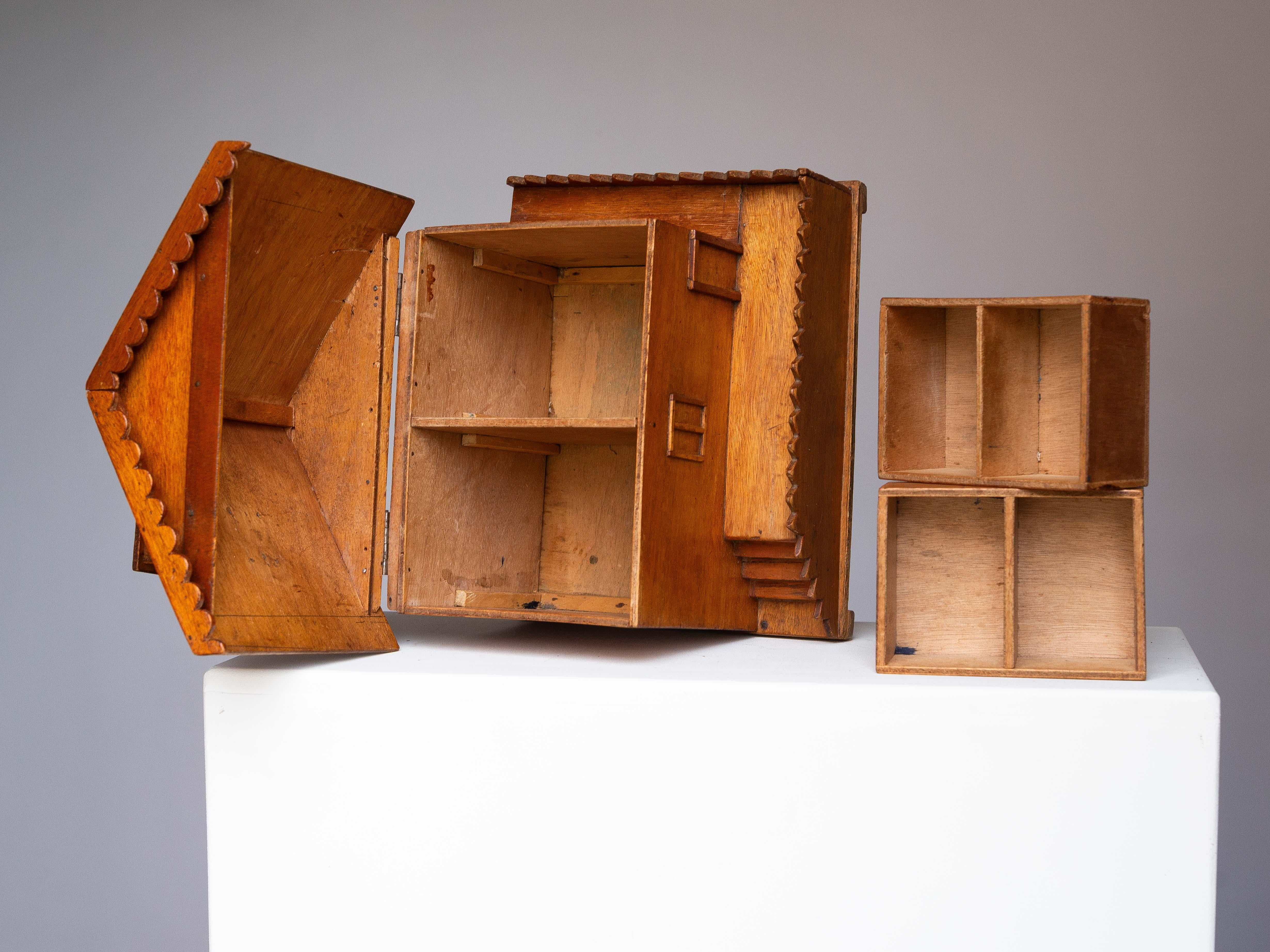 Volkskunst-Schmuckkästchen - Nähkästchen, hölzernes Hausmodell, Mitte des Jahrhunderts, Frankreich 1950er Jahre (Holz) im Angebot