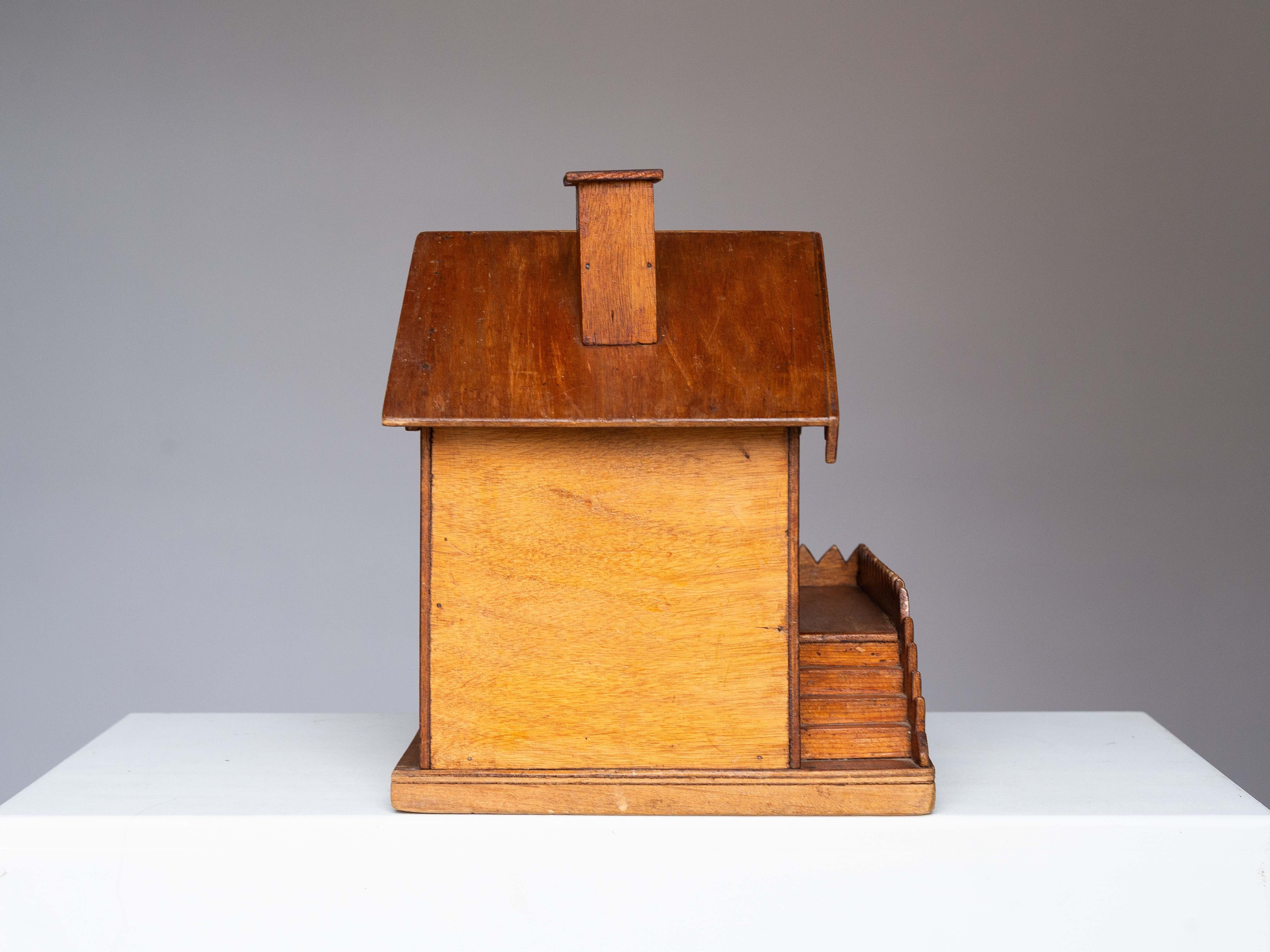 Volkskunst-Schmuckkästchen - Nähkästchen, hölzernes Hausmodell, Mitte des Jahrhunderts, Frankreich 1950er Jahre im Angebot 1