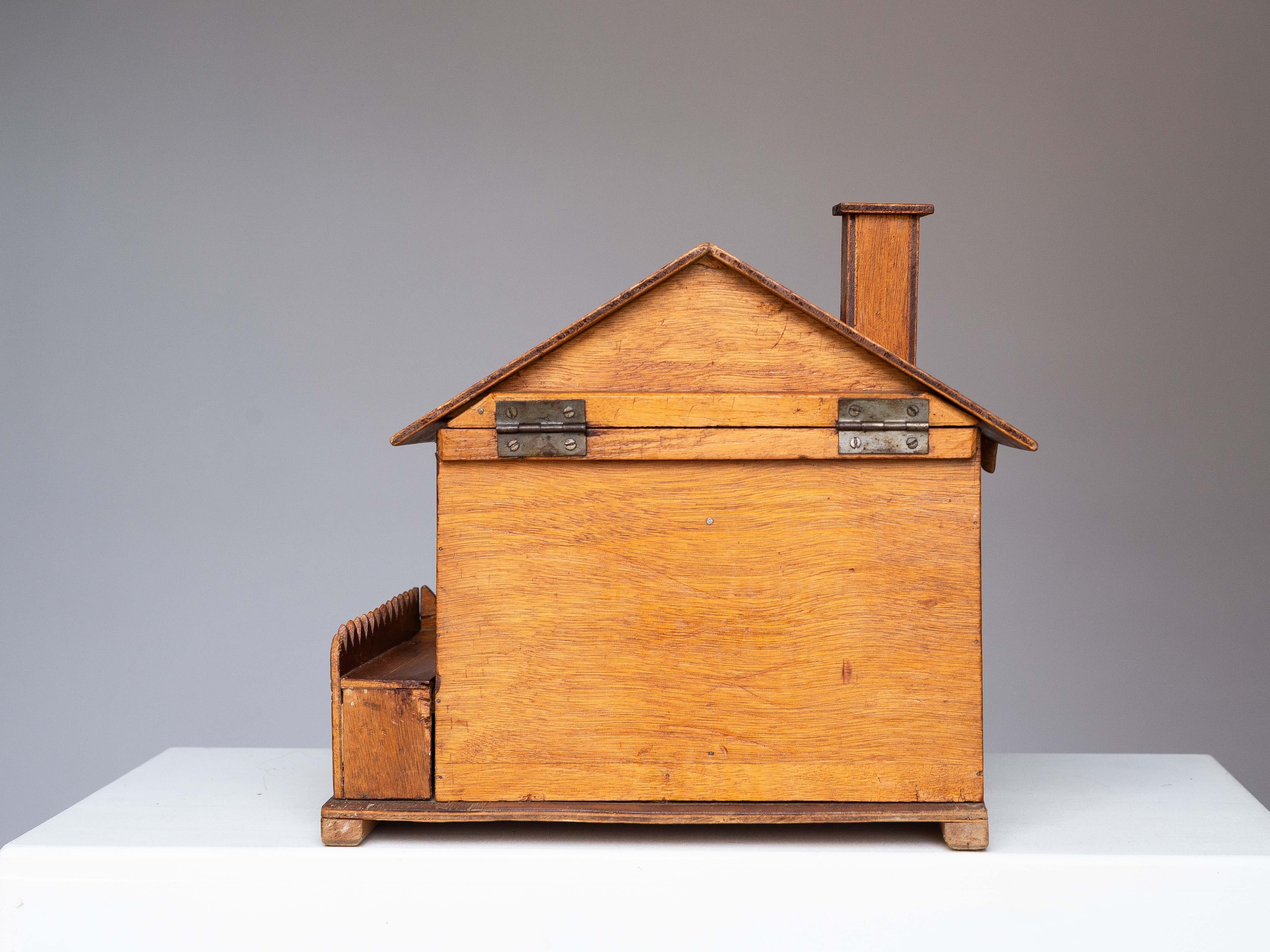 Volkskunst-Schmuckkästchen - Nähkästchen, hölzernes Hausmodell, Mitte des Jahrhunderts, Frankreich 1950er Jahre im Angebot 2