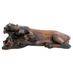 Sculpture d'art populaire Lionne et lionceaux en ébène