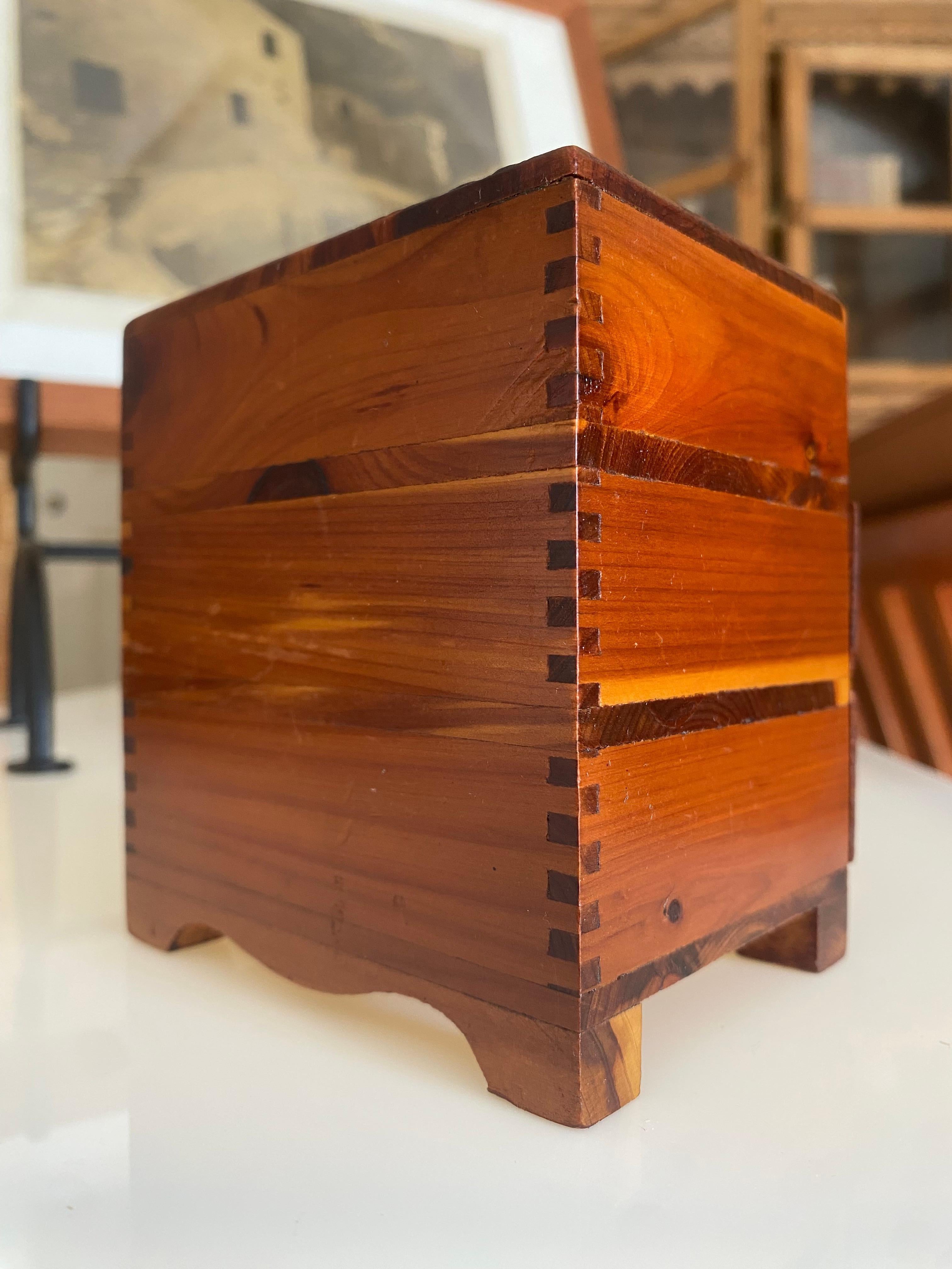 Commode miniature d'art populaire en vente 2