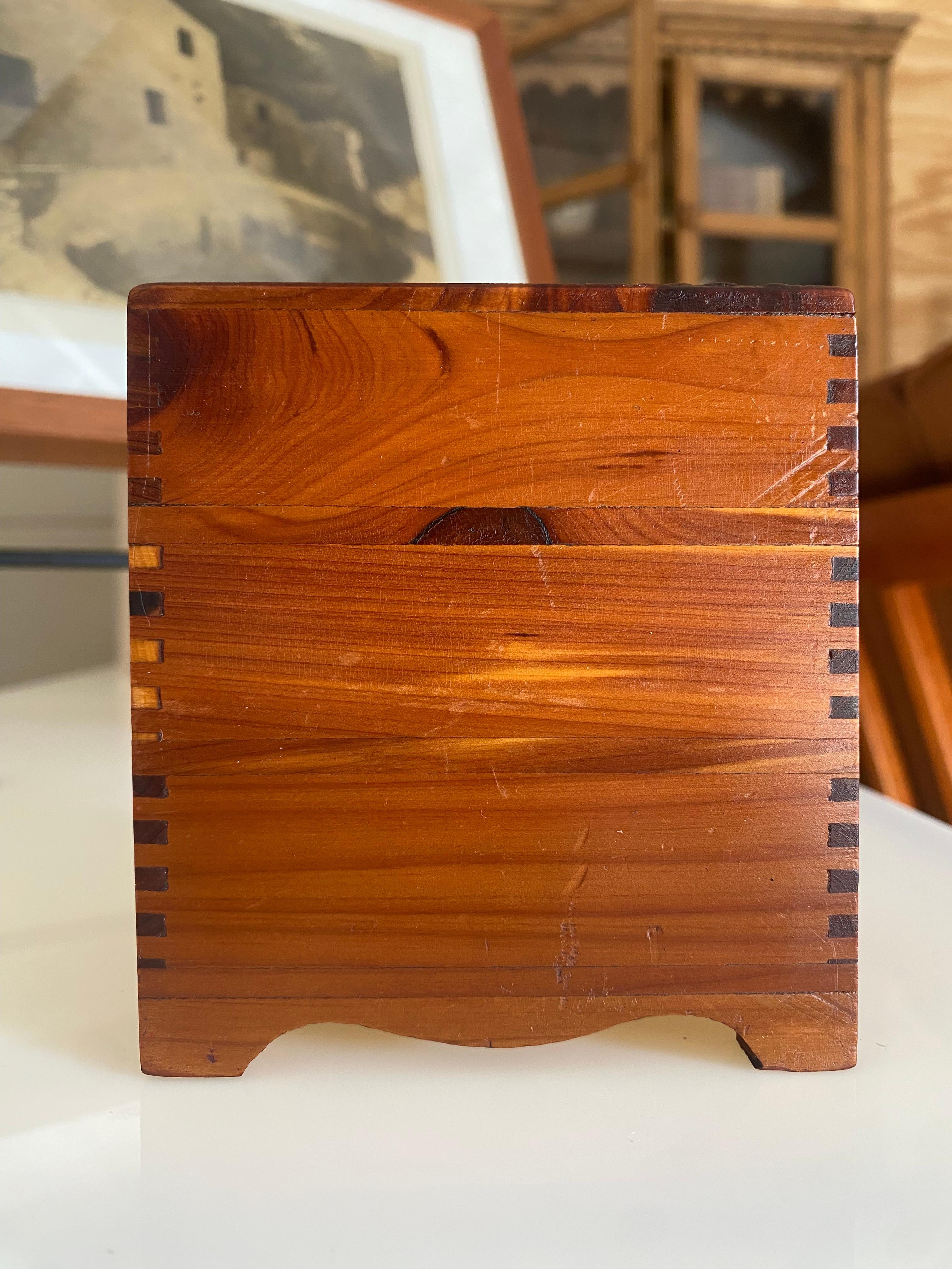 Commode miniature d'art populaire en vente 3
